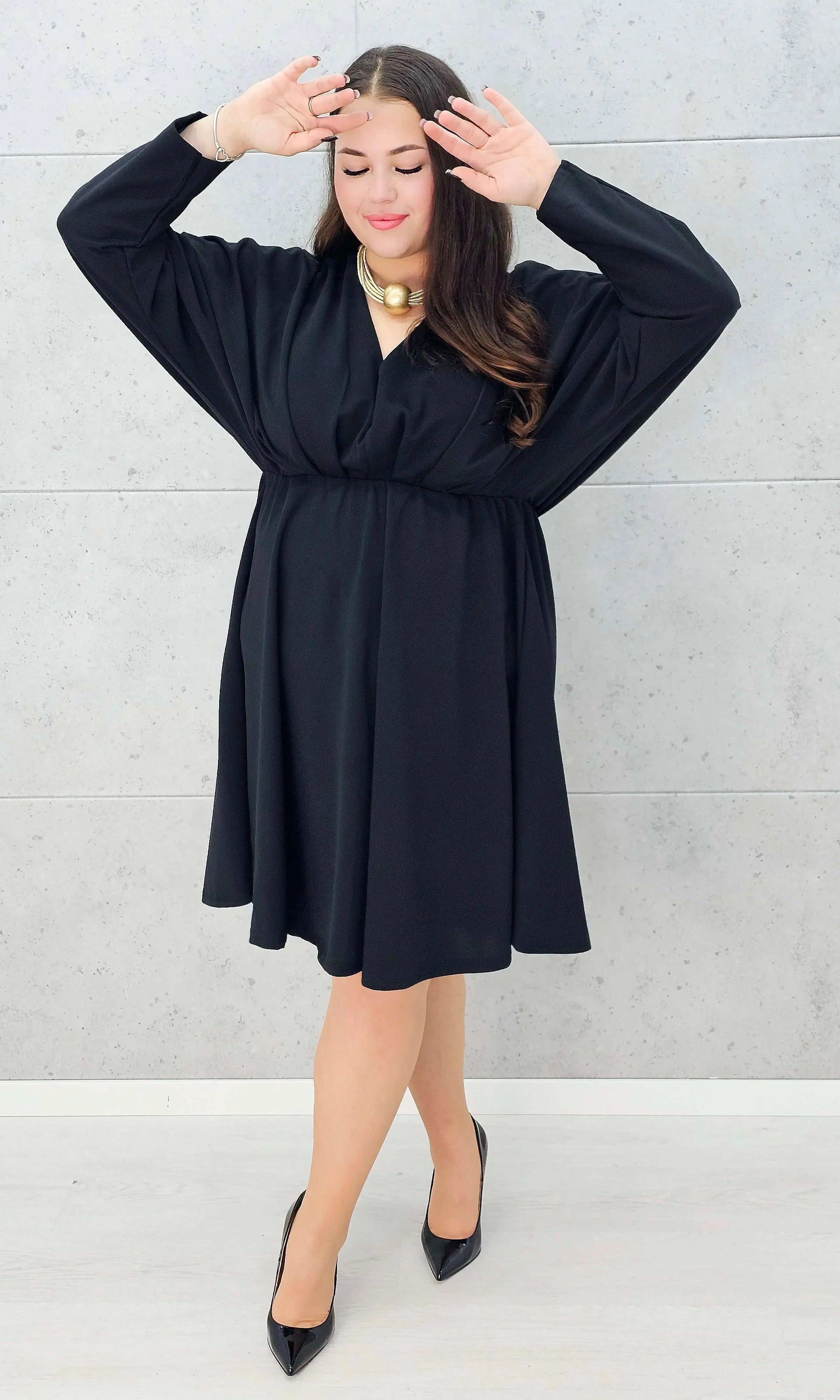 Czarna rozkloszowana sukienka plus size na wesele lub kolację - przodem