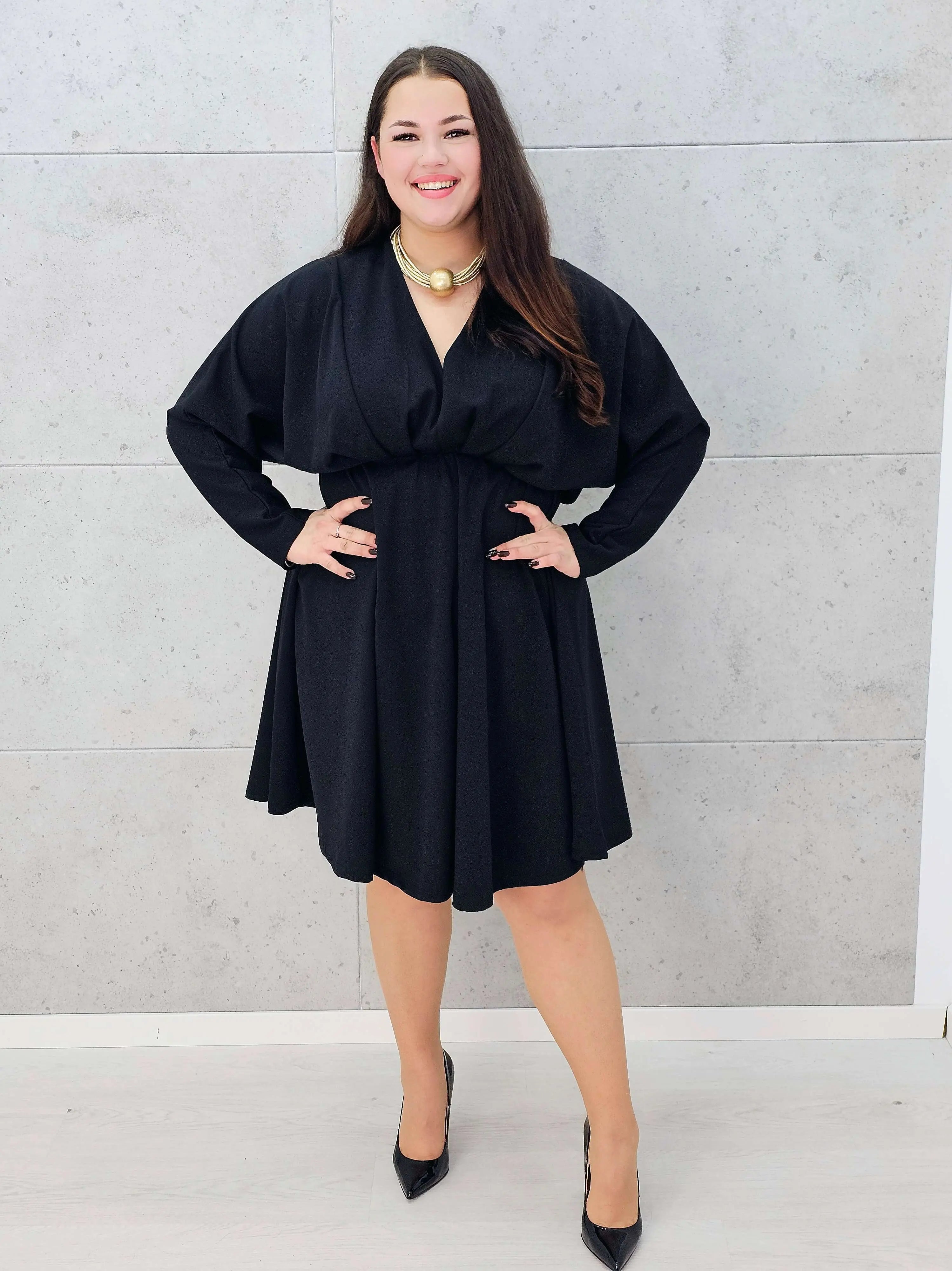 Czarna rozkloszowana sukienka plus size na wesele lub kolację w całości -na modelce