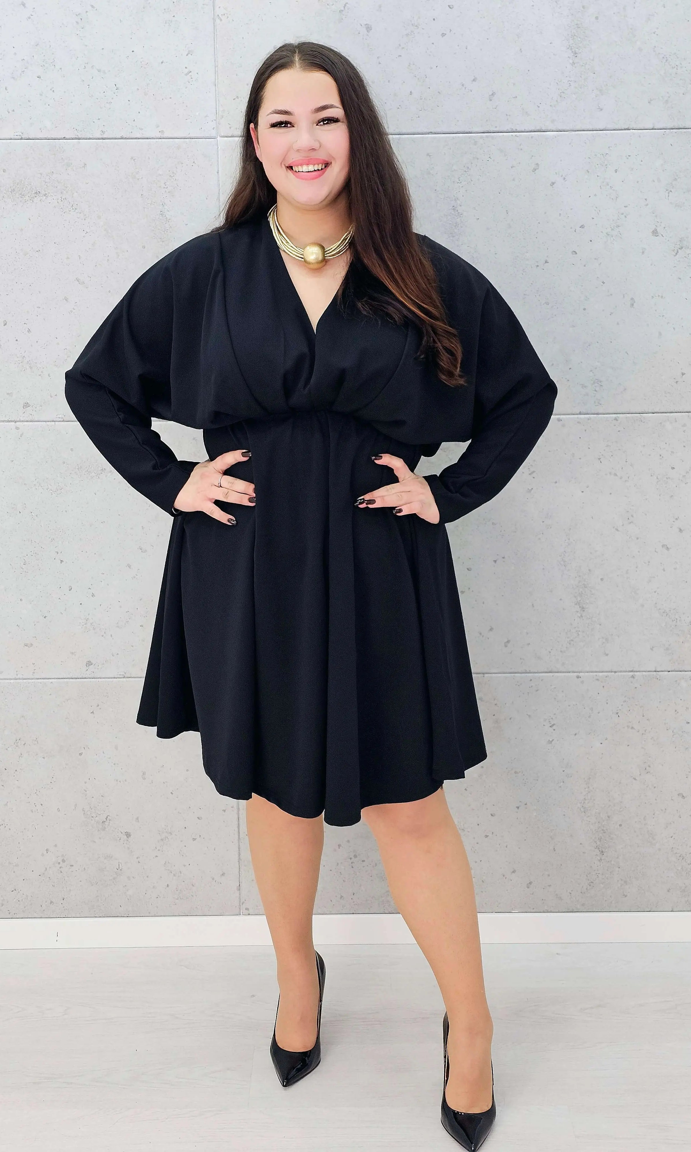 Czarna rozkloszowana sukienka plus size na wesele lub kolację w całości -na modelce