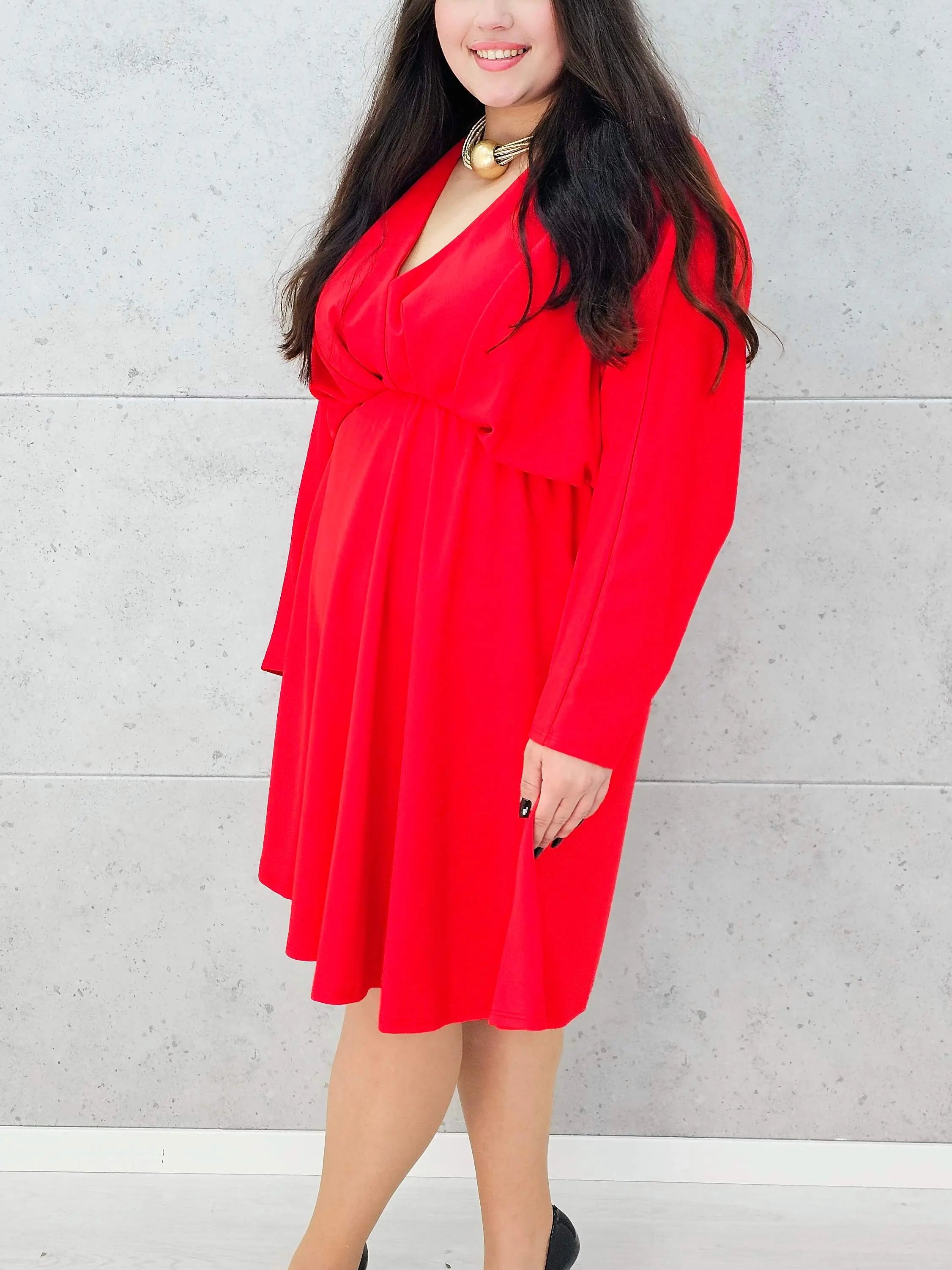 Czerwona sukienka plus size z dekoltem V – elegancka kreacja dla kobiet XL - bokiem