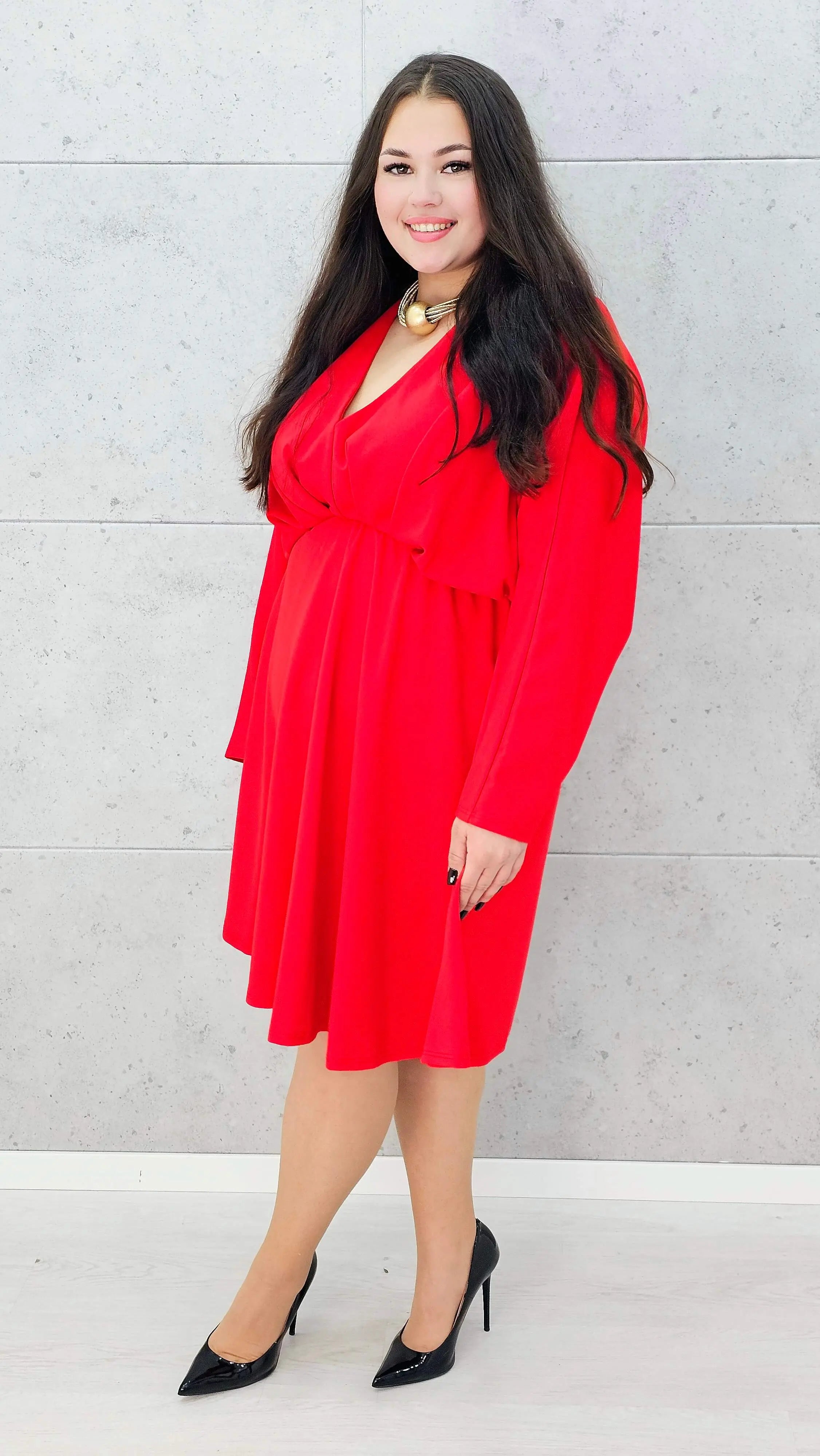 Czerwona sukienka plus size z dekoltem V – elegancka kreacja dla kobiet XL - bokiem