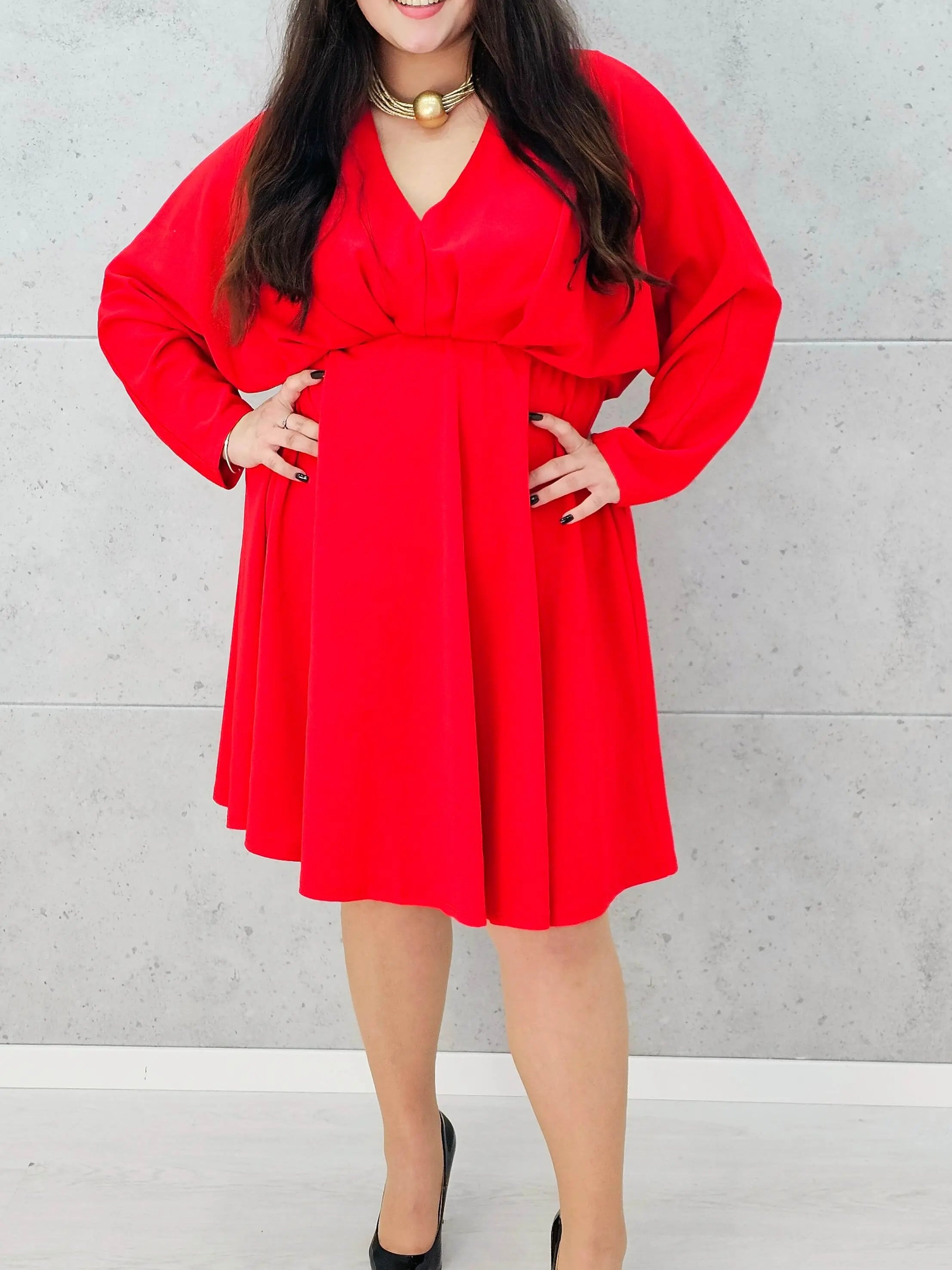 Czerwona sukienka plus size z dekoltem V – elegancka kreacja dla kobiet XL - w całości