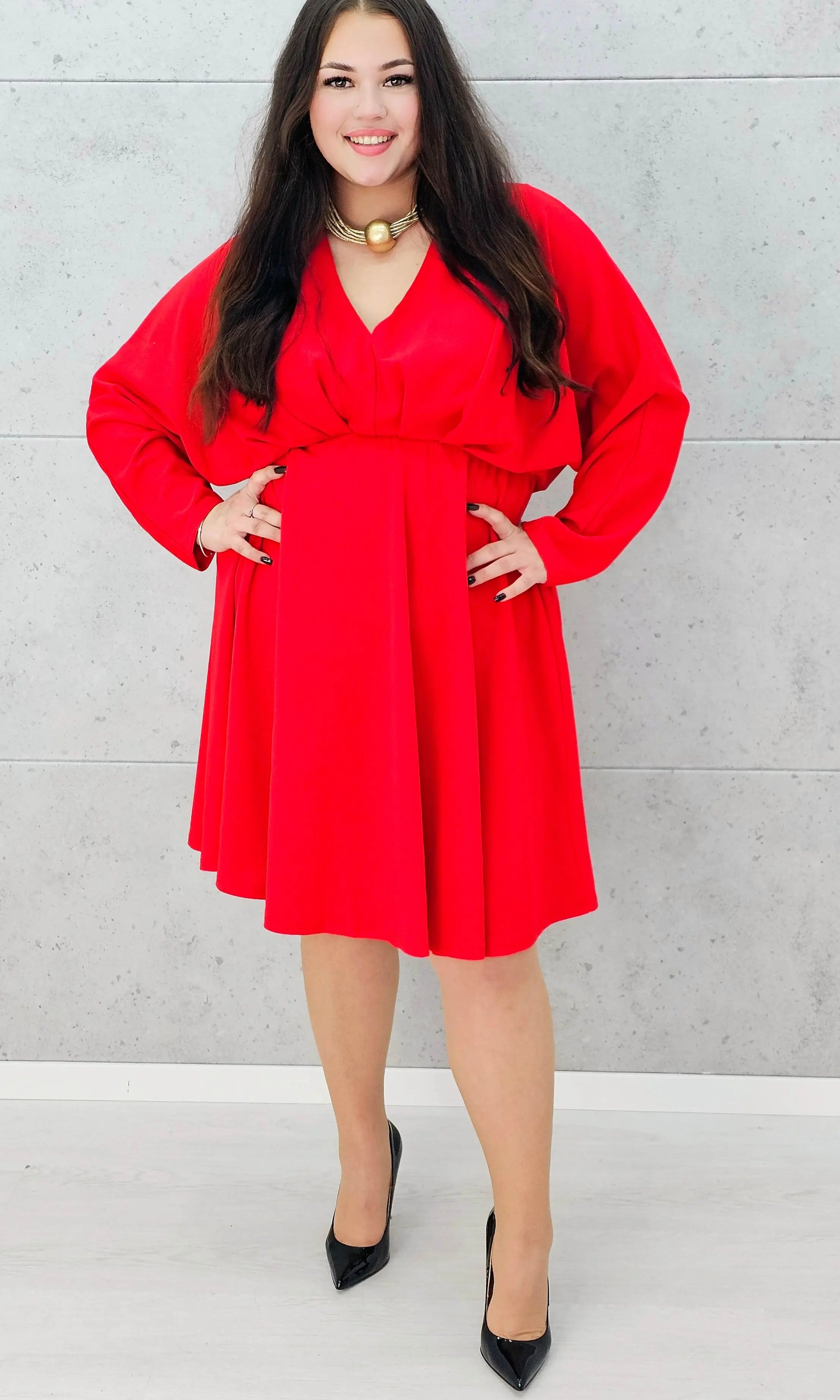 Czerwona sukienka plus size z dekoltem V – elegancka kreacja dla kobiet XL - w całości