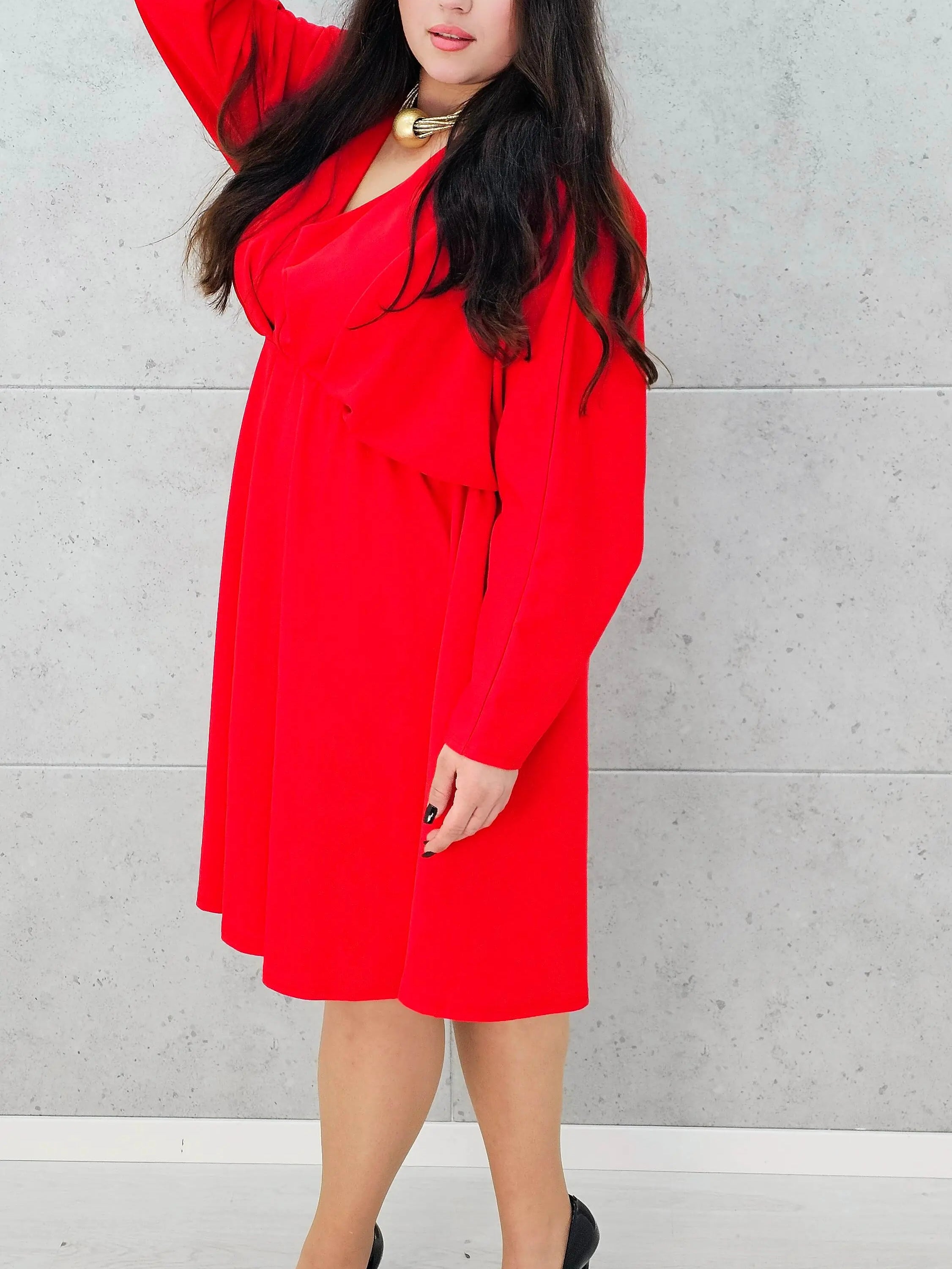 Czerwona sukienka plus size z dekoltem V – elegancka kreacja dla kobiet XL - bokiem zdjęcie