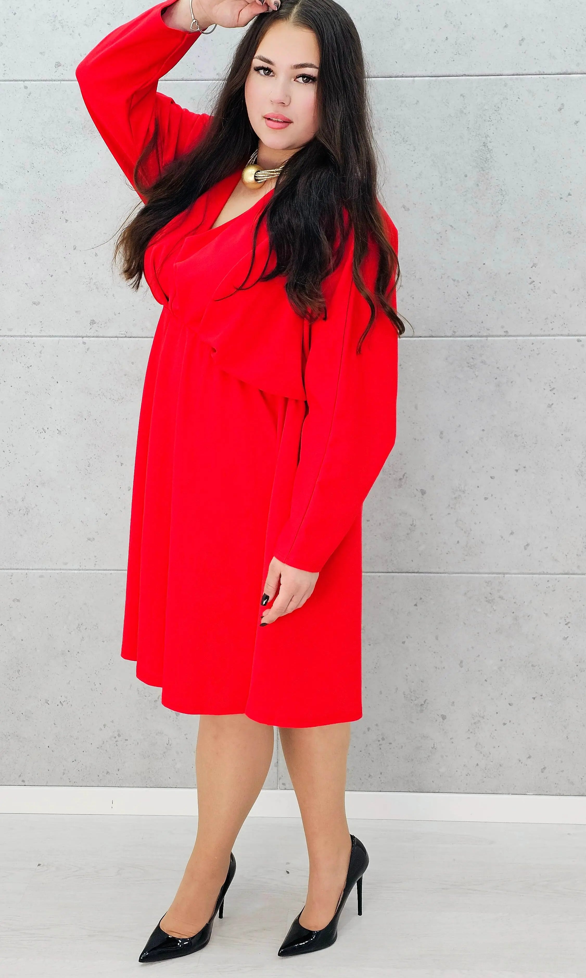 Czerwona sukienka plus size z dekoltem V – elegancka kreacja dla kobiet XL - bokiem zdjęcie