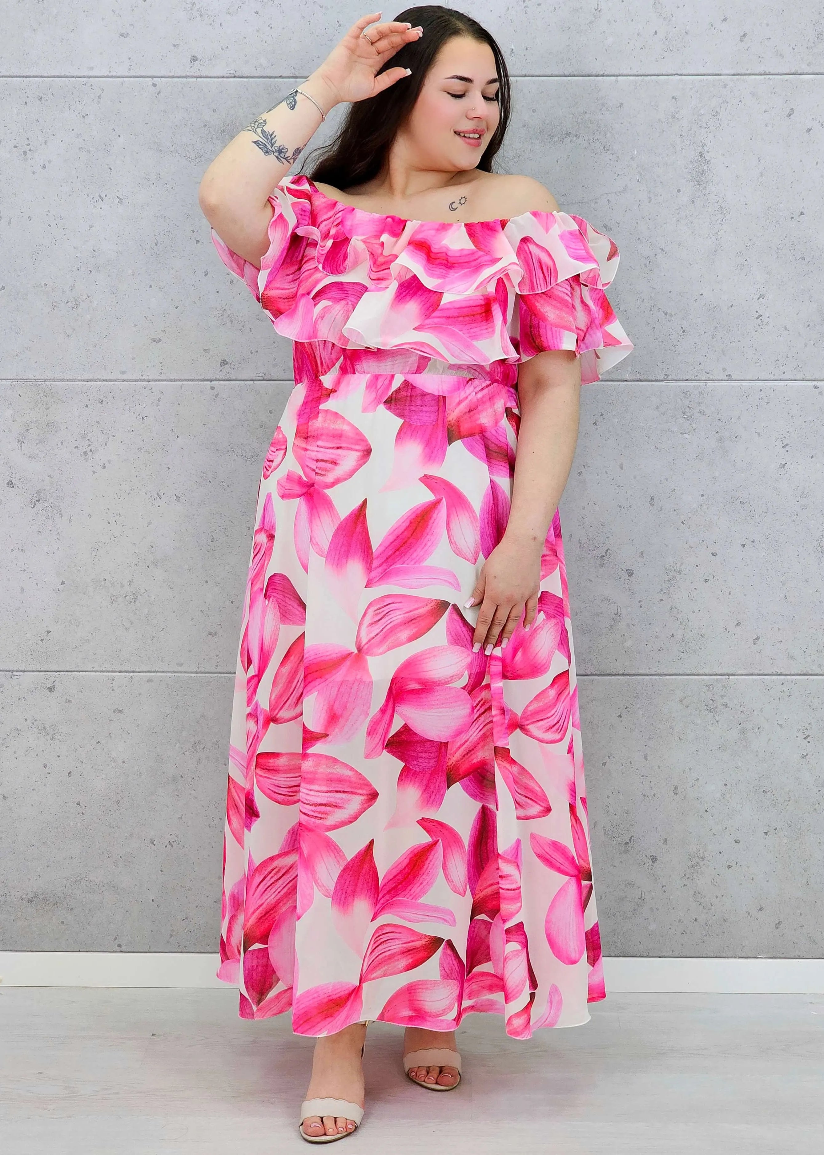 Różowa sukienka plus size maxi hiszpanka z falbaną i kwiatowym printem Stylowa XL