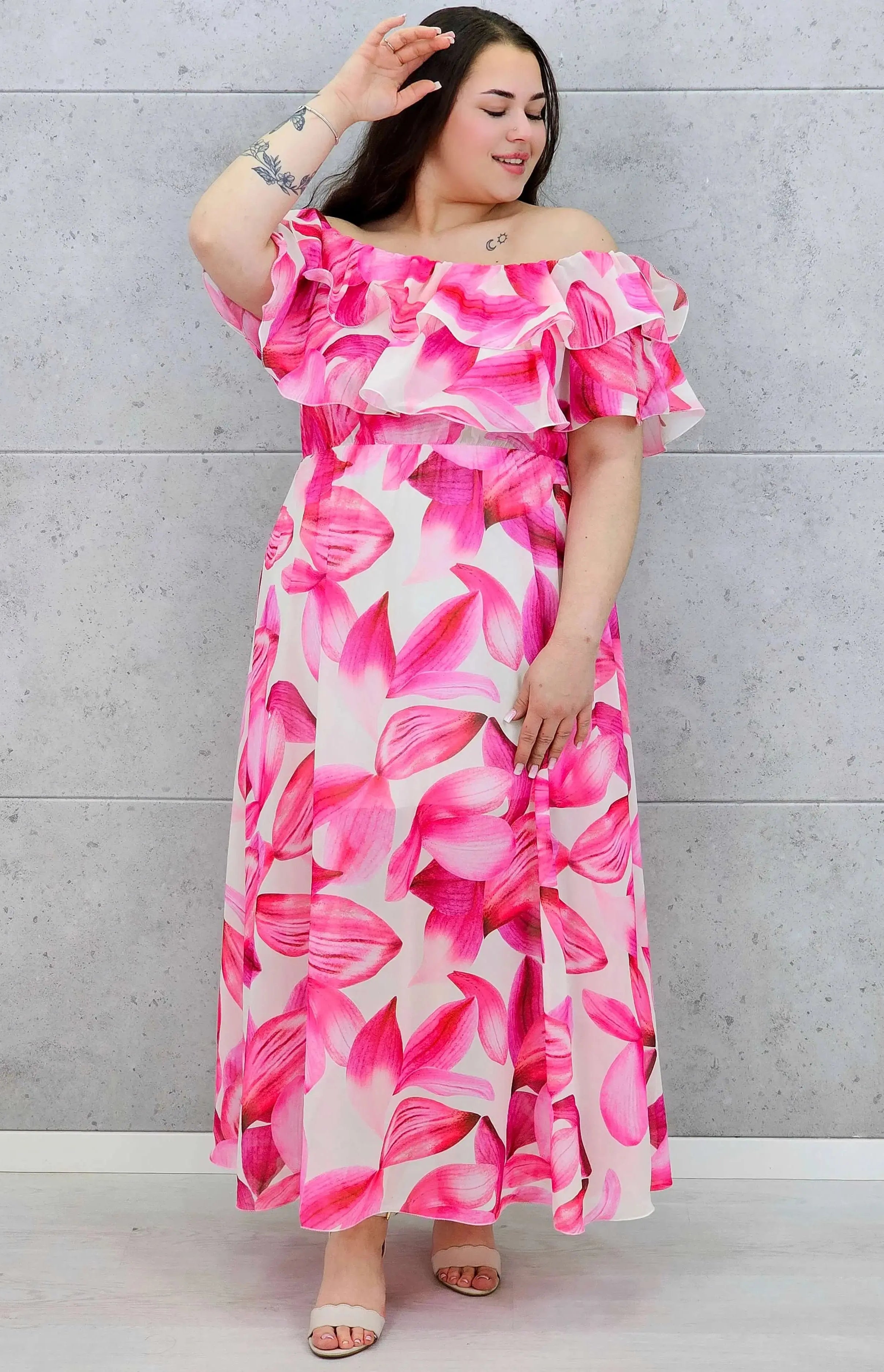 Różowa sukienka plus size maxi hiszpanka z falbaną i kwiatowym printem Stylowa XL