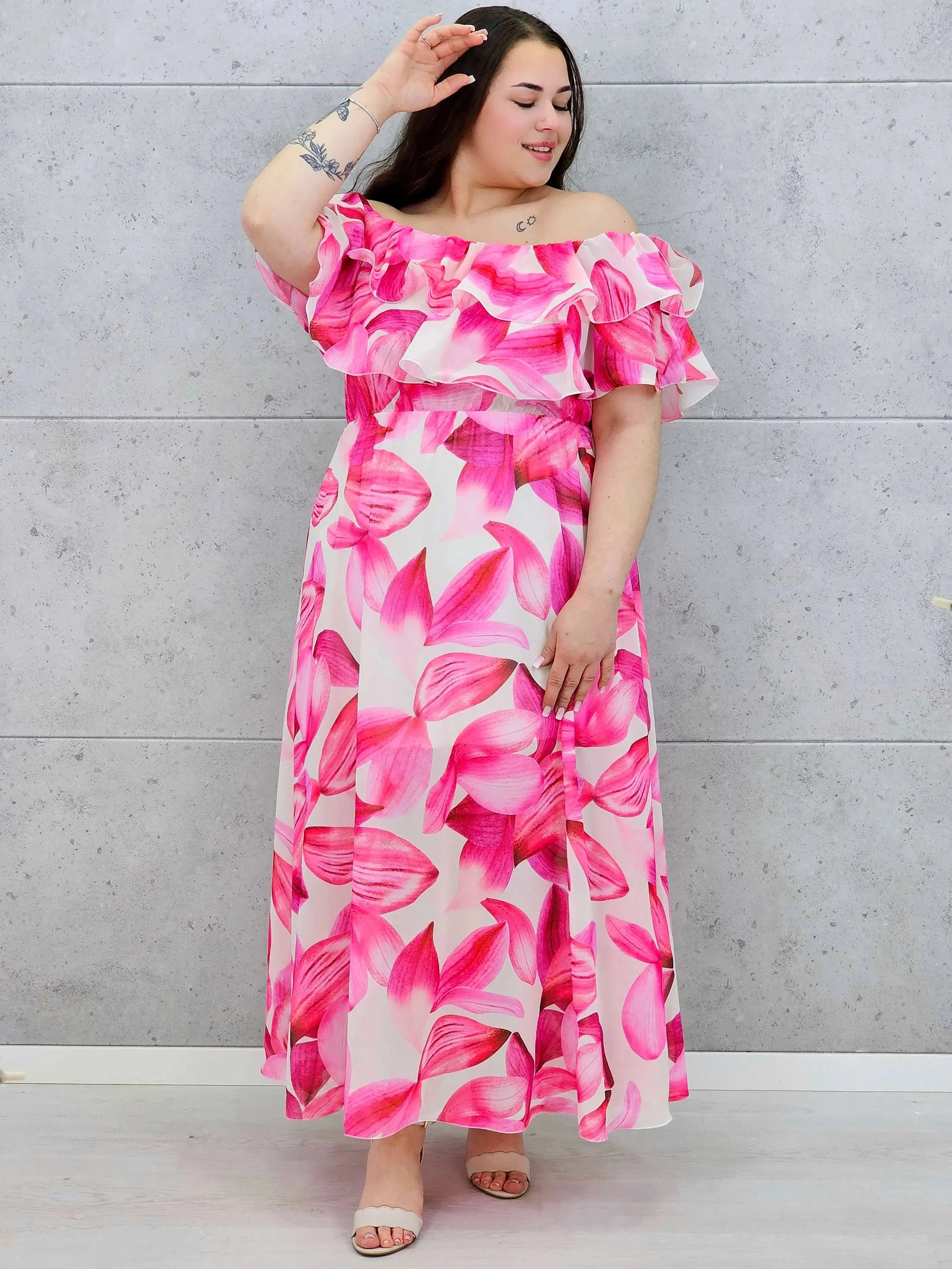Różowa sukienka plus size maxi hiszpanka z falbaną i kwiatowym printem Stylowa XL