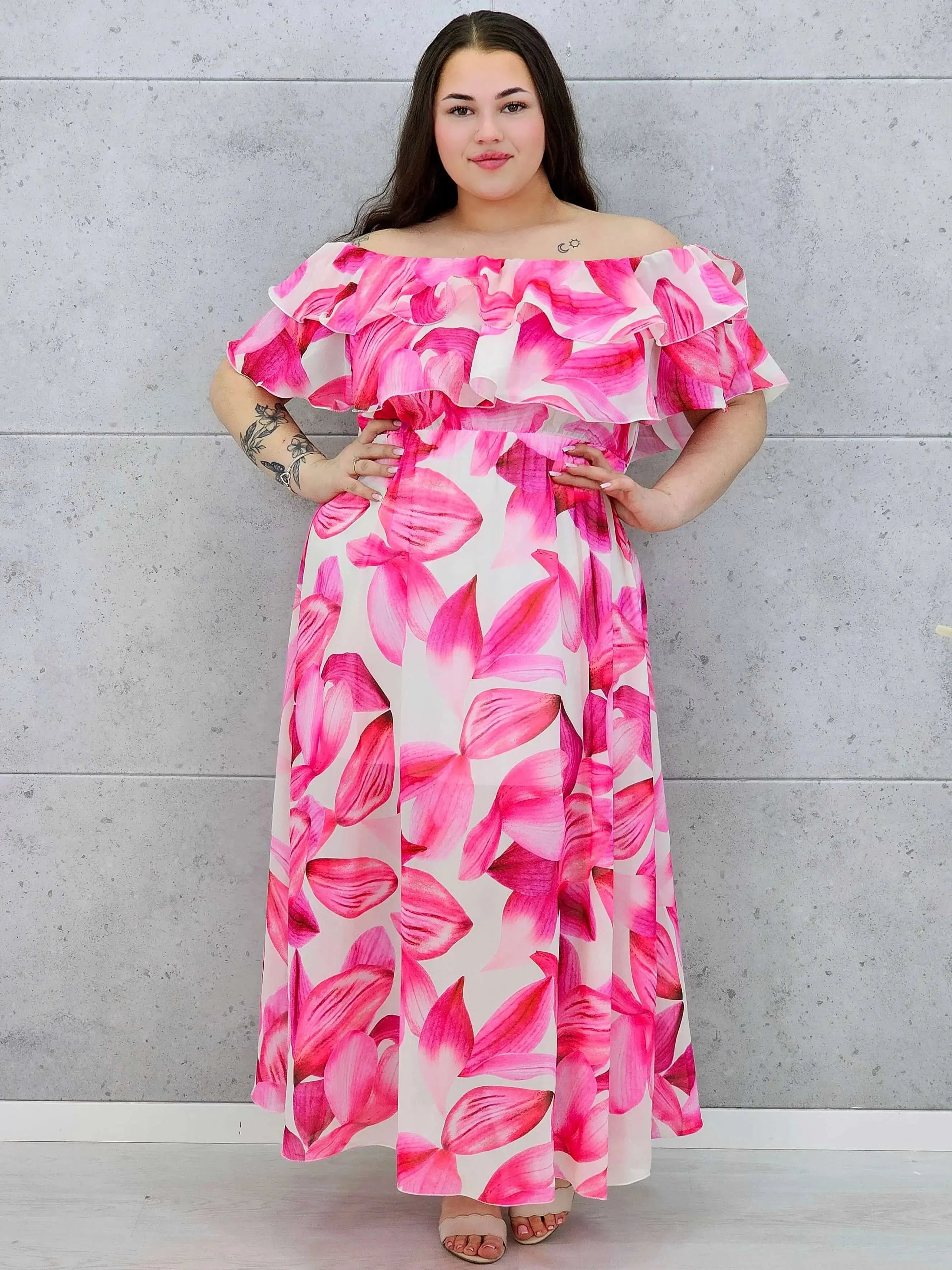 Różowa sukienka plus size maxi hiszpanka z falbaną i kwiatowym printem Stylowa XL