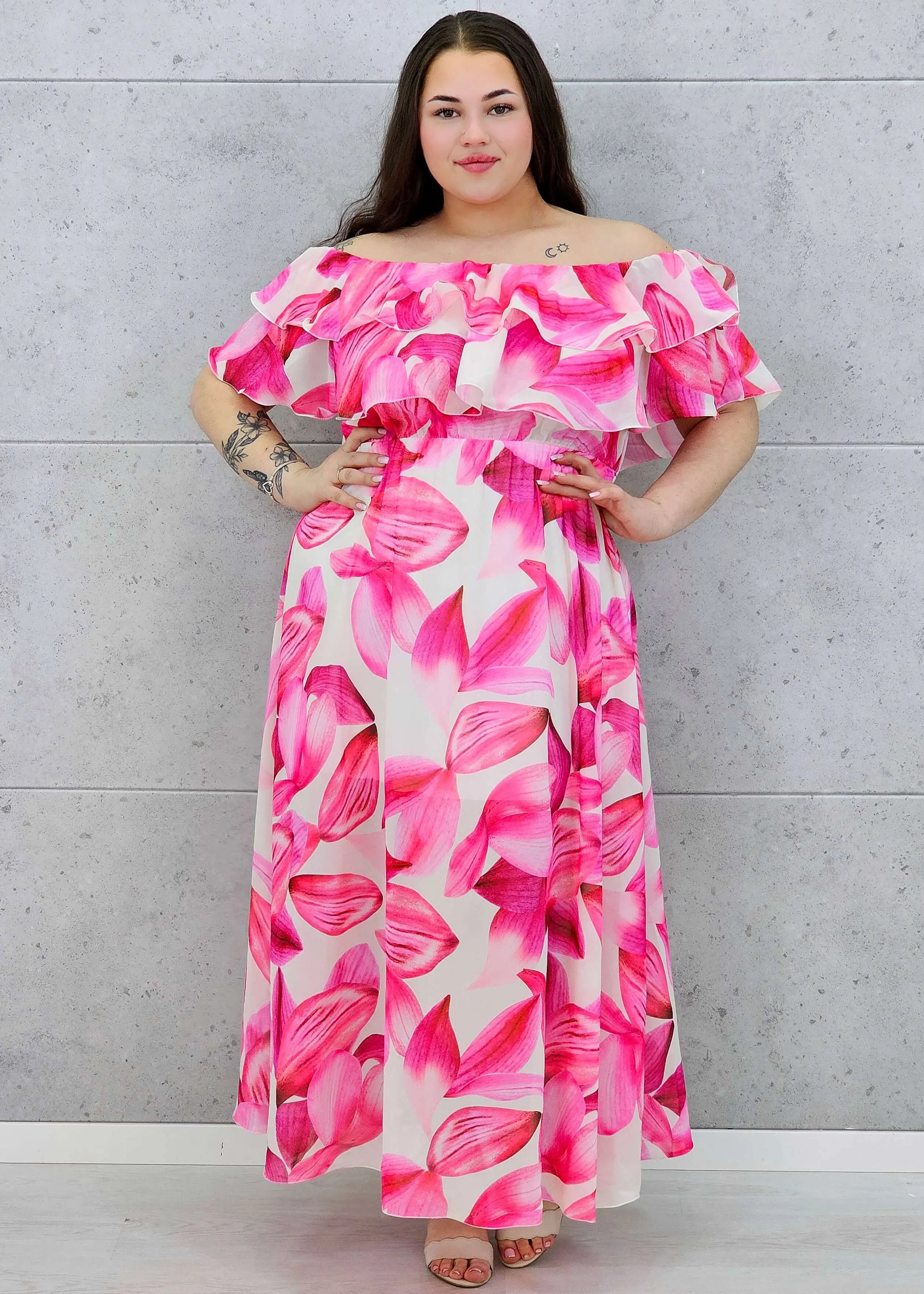 Różowa sukienka plus size maxi hiszpanka z falbaną i kwiatowym printem Stylowa XL