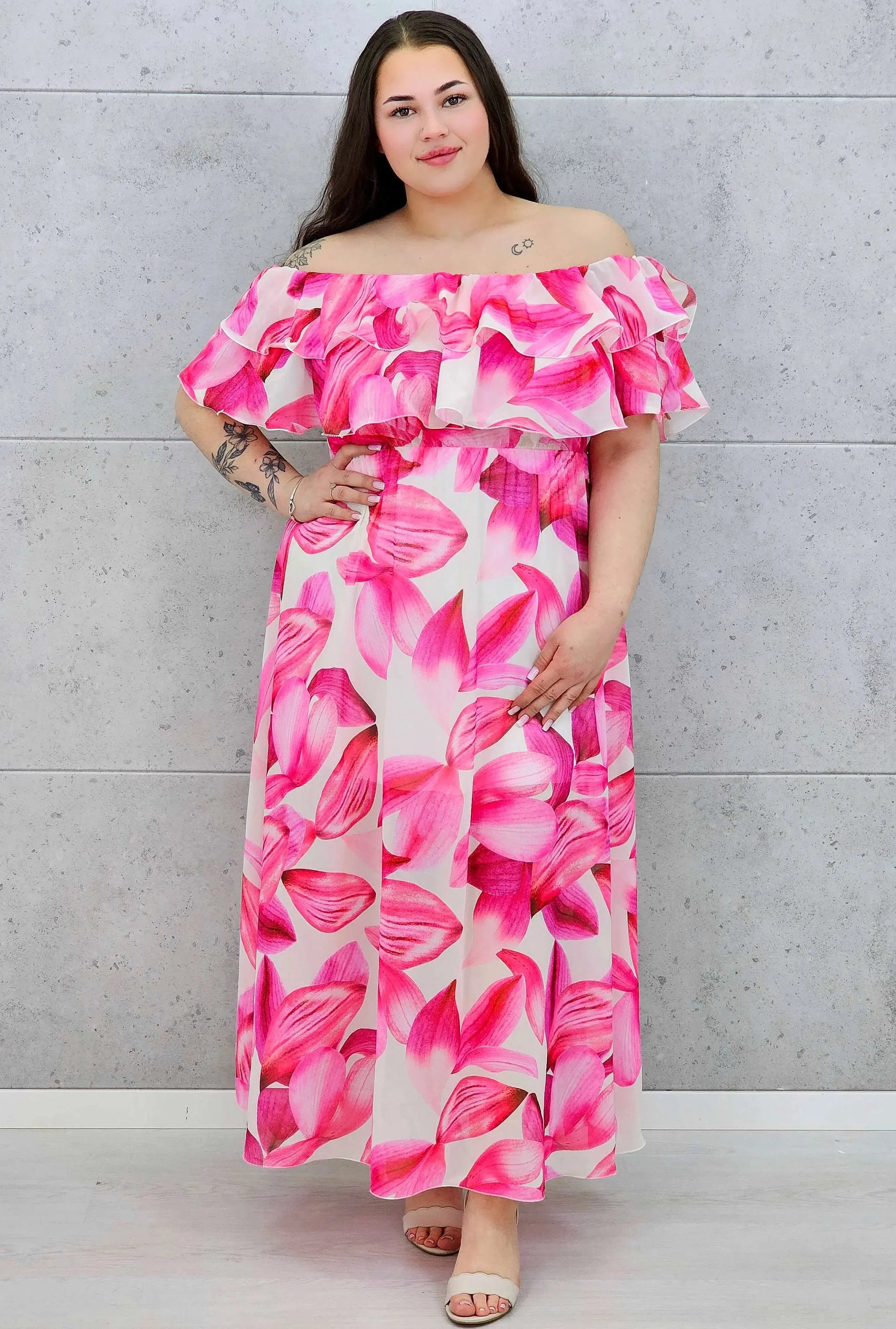 Różowa sukienka plus size maxi hiszpanka z falbaną i kwiatowym printem Stylowa XL