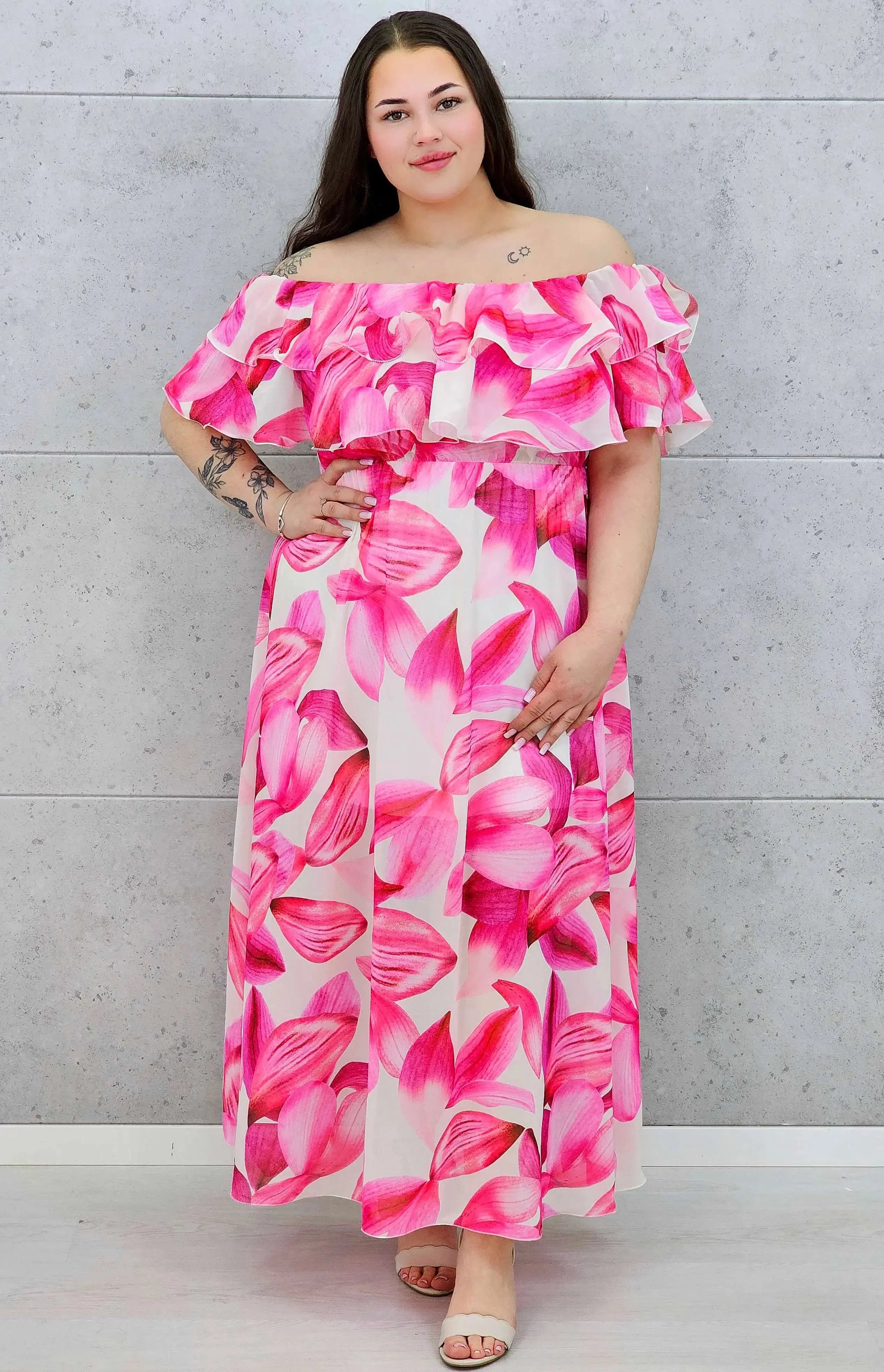 Różowa sukienka plus size maxi hiszpanka z falbaną i kwiatowym printem Stylowa XL