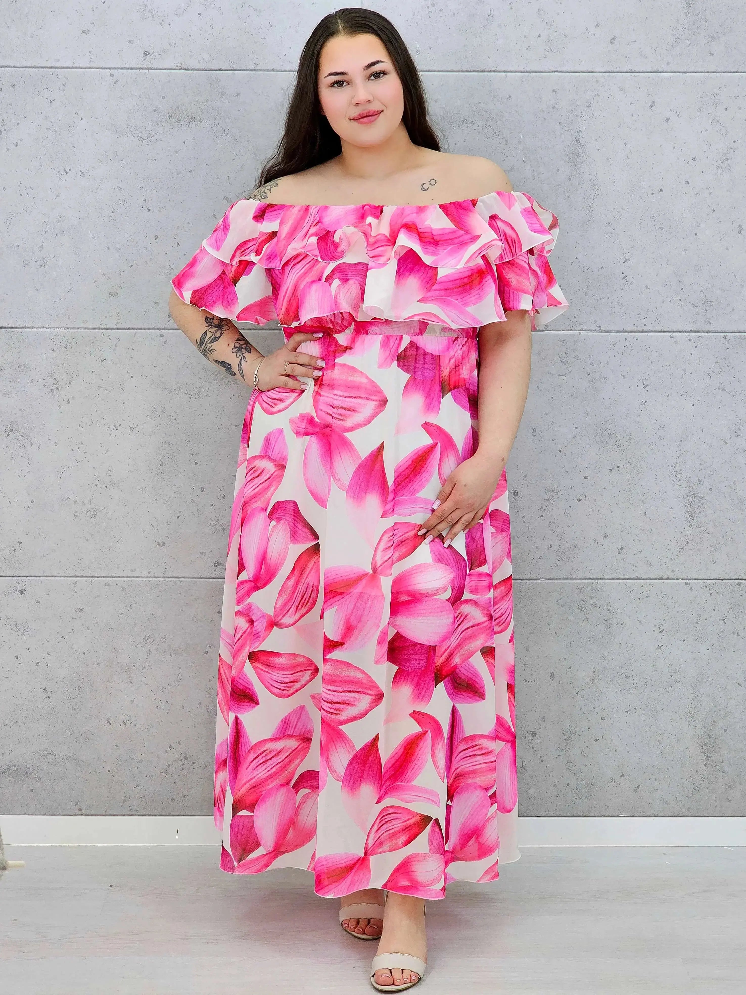 Różowa sukienka plus size maxi hiszpanka z falbaną i kwiatowym printem Stylowa XL