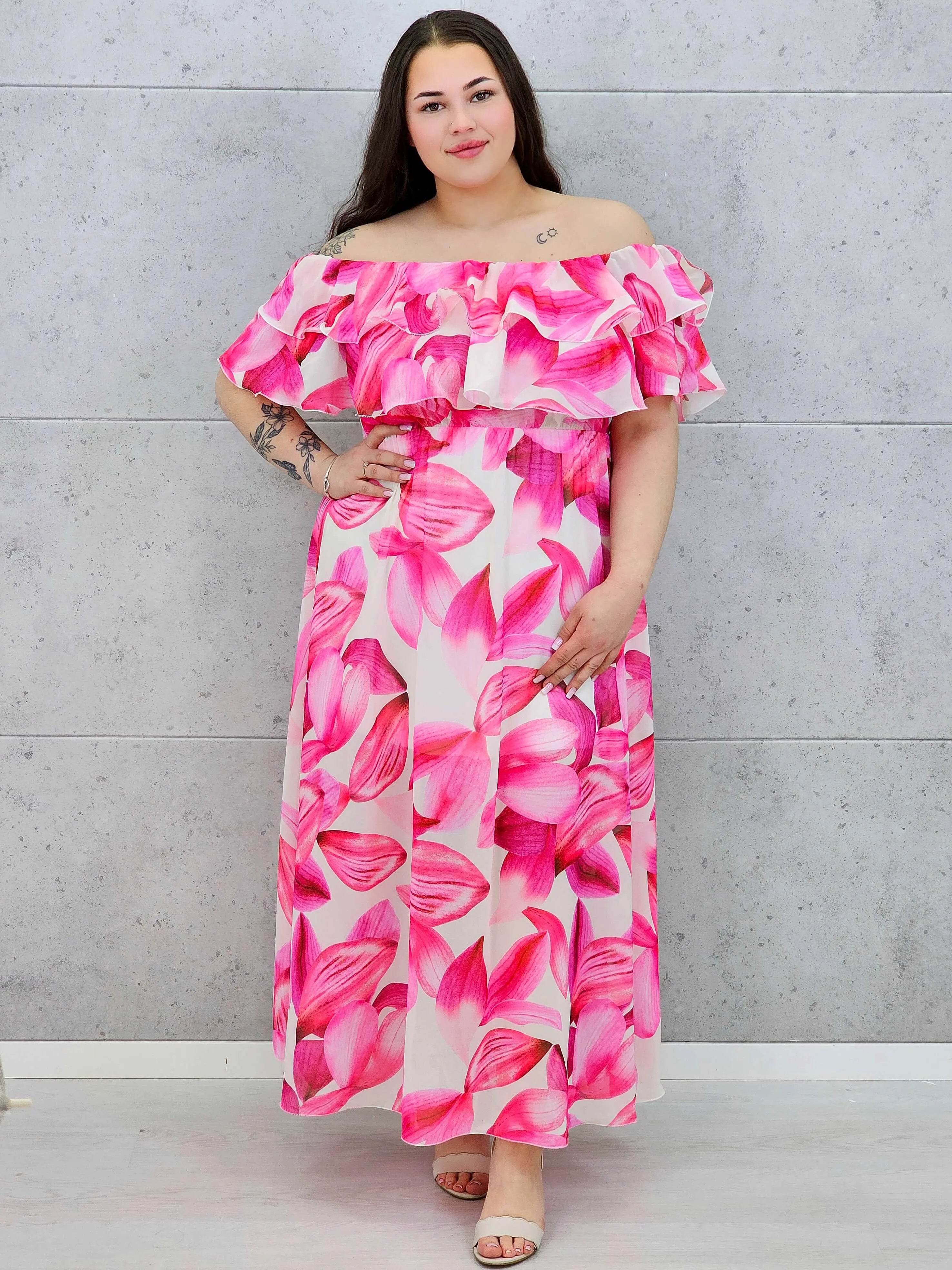 Różowa sukienka plus size maxi hiszpanka z falbaną i kwiatowym printem Stylowa XL