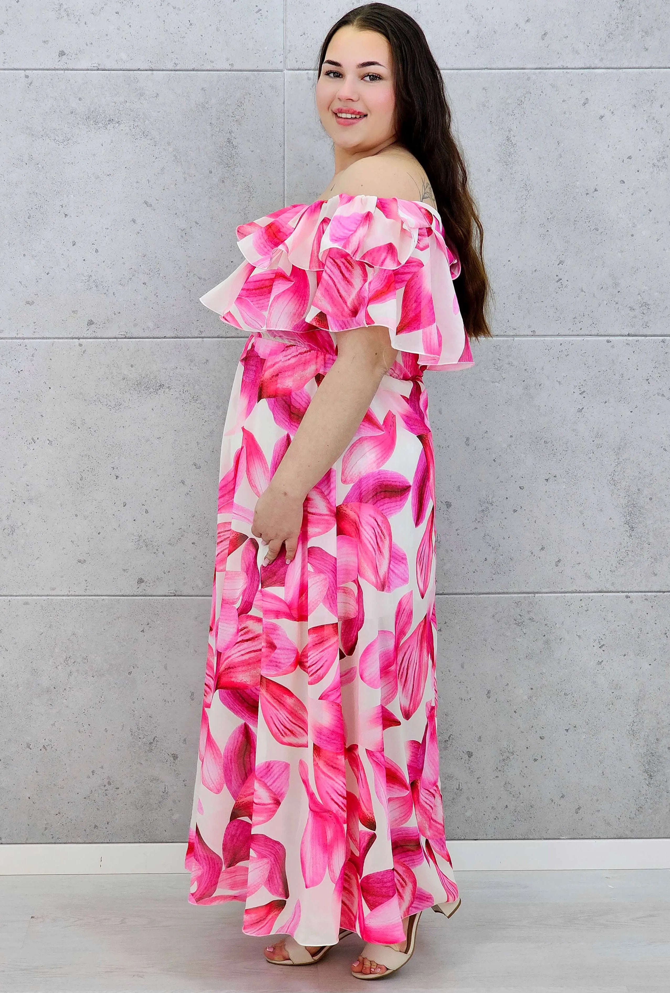 Różowa sukienka plus size maxi hiszpanka z falbaną i kwiatowym printem Stylowa XL
