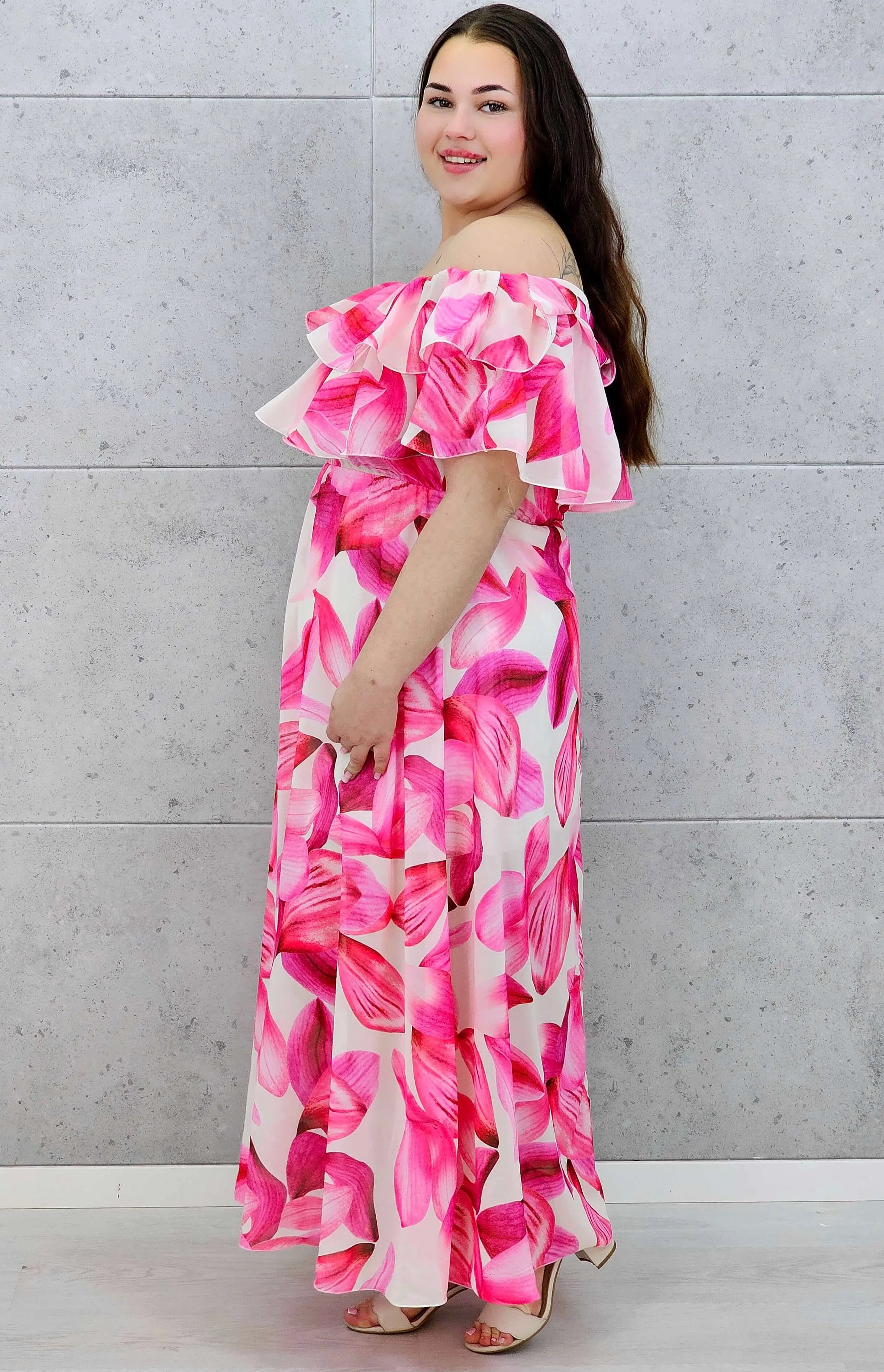 Różowa sukienka plus size maxi hiszpanka z falbaną i kwiatowym printem Stylowa XL
