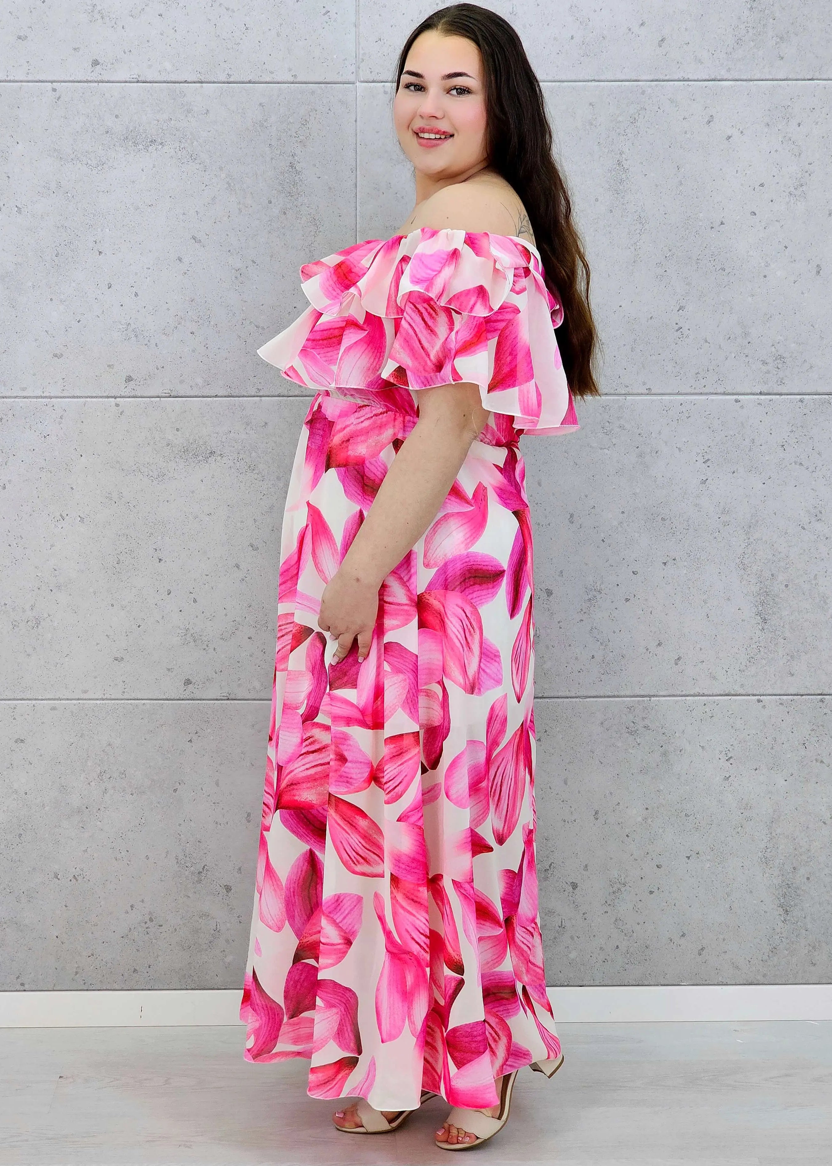 Różowa sukienka plus size maxi hiszpanka z falbaną i kwiatowym printem Stylowa XL