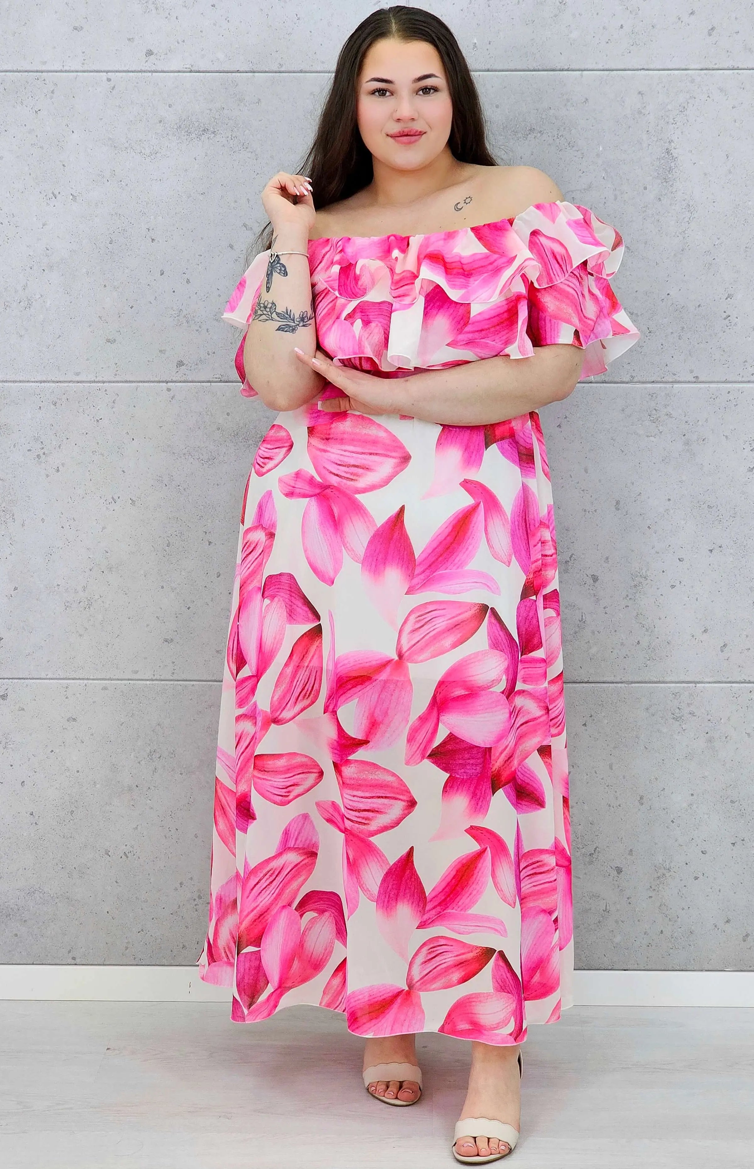 Różowa sukienka plus size maxi hiszpanka z falbaną i kwiatowym printem Stylowa XL