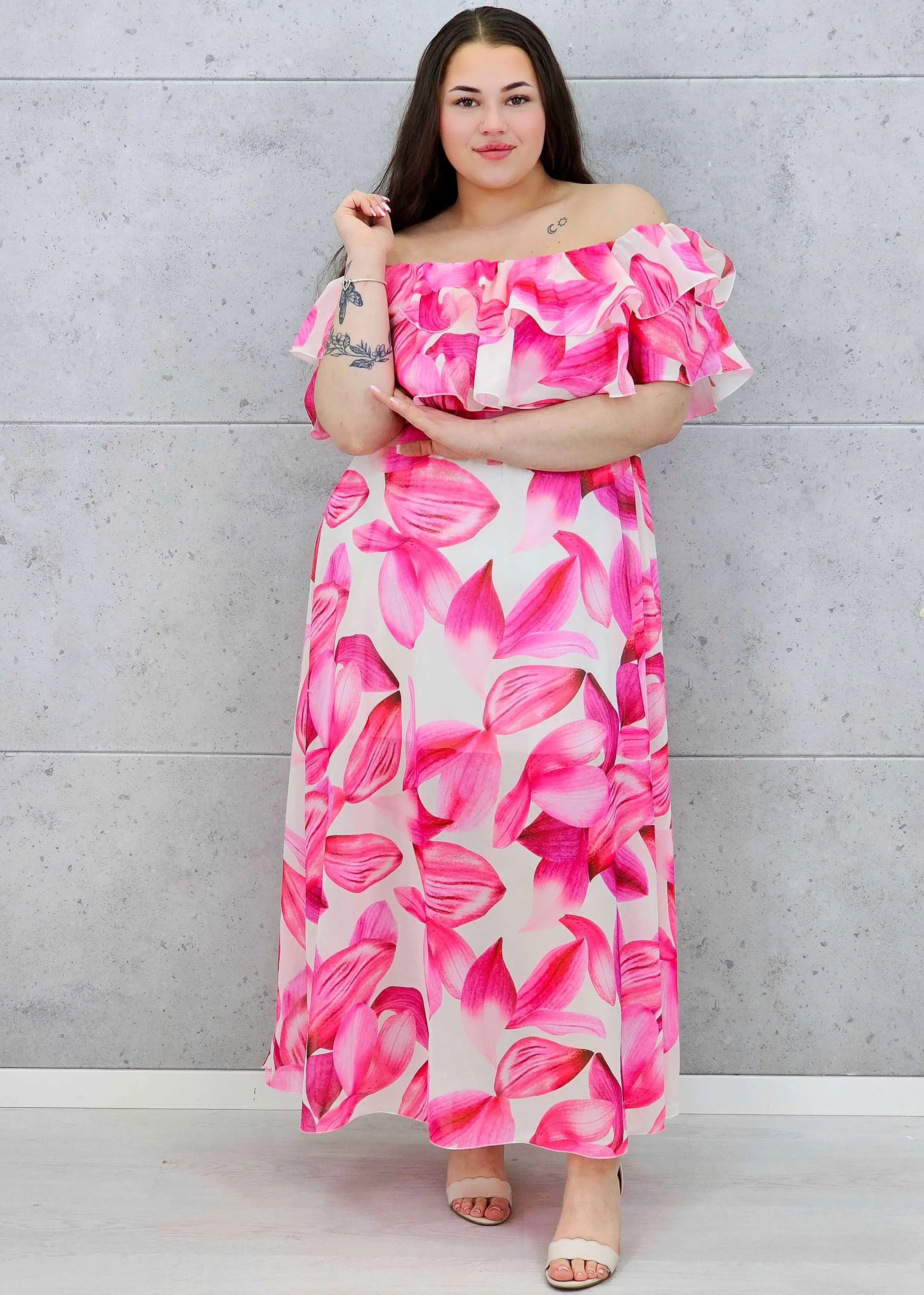 Różowa sukienka plus size maxi hiszpanka z falbaną i kwiatowym printem Stylowa XL