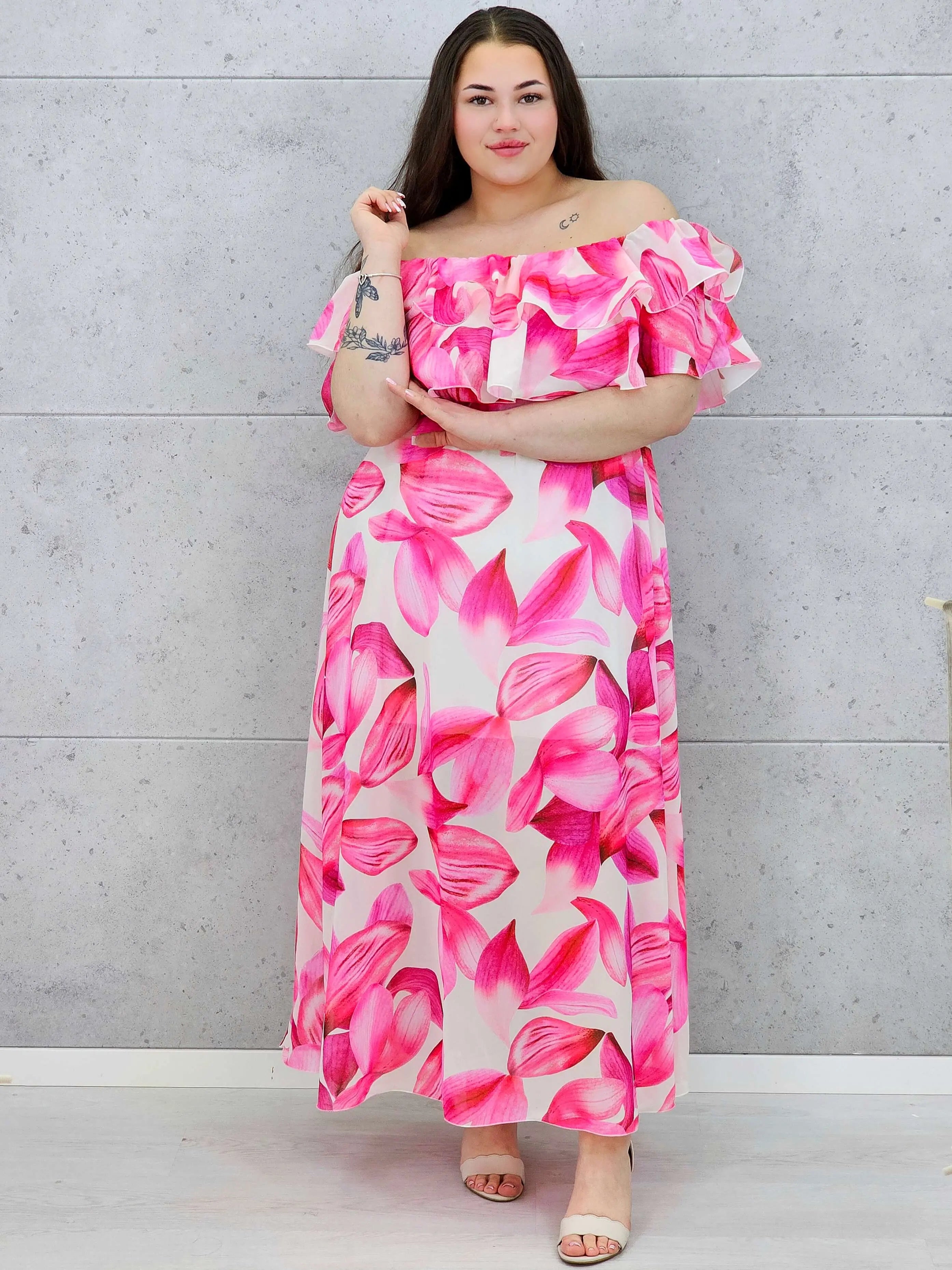 Różowa sukienka plus size maxi hiszpanka z falbaną i kwiatowym printem Stylowa XL