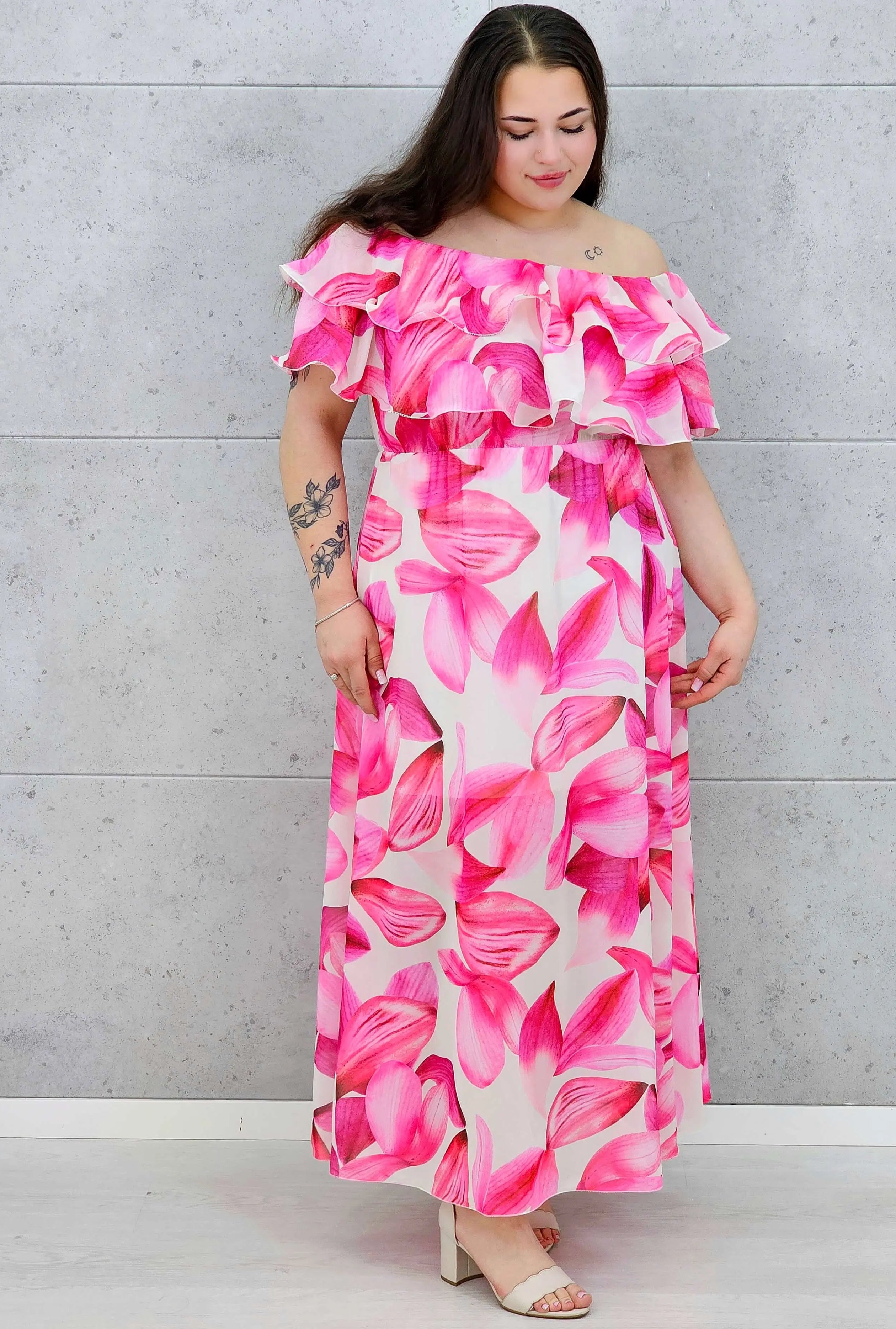 Różowa sukienka plus size maxi hiszpanka z falbaną i kwiatowym printem Stylowa XL