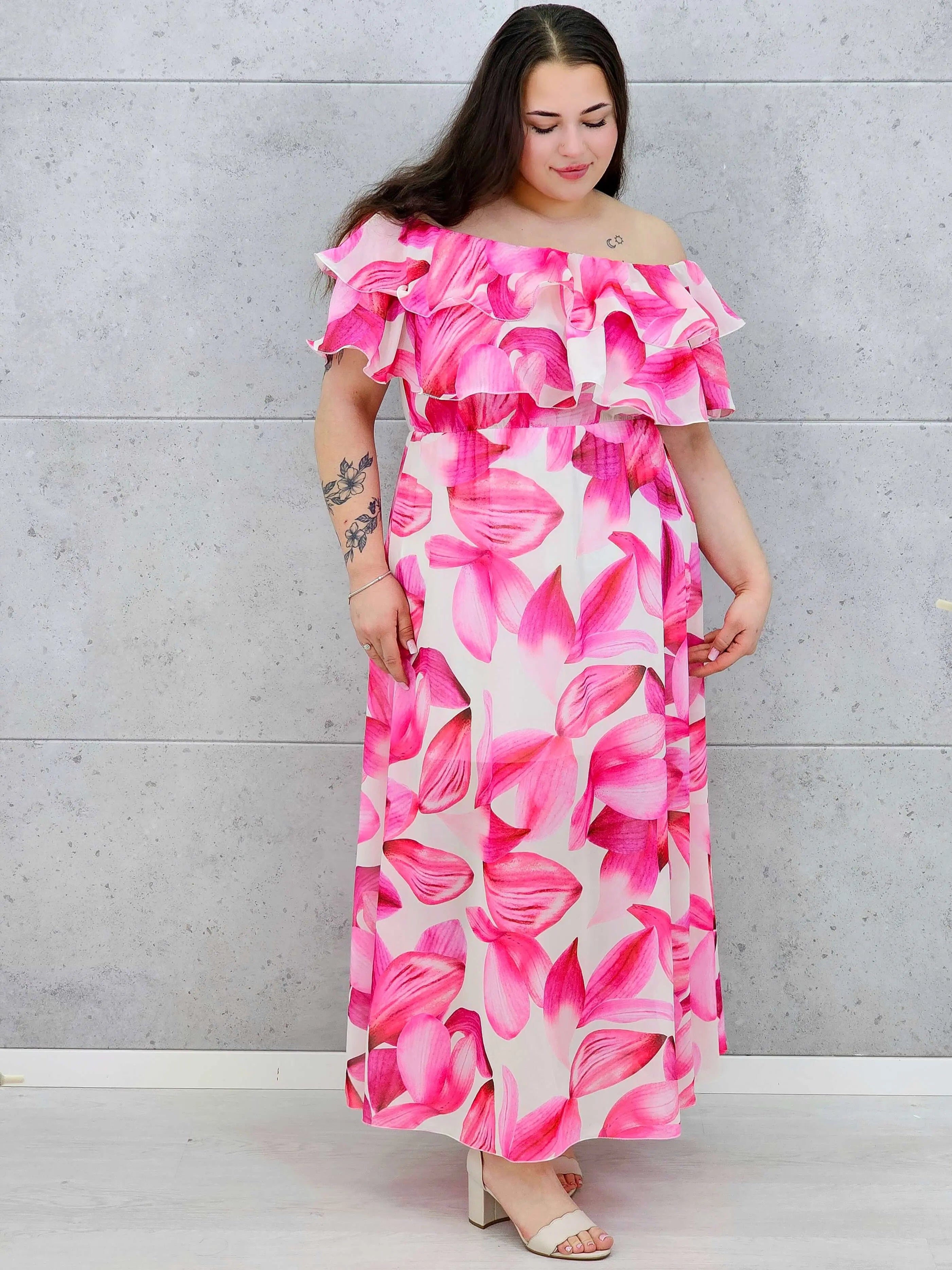 Różowa sukienka plus size maxi hiszpanka z falbaną i kwiatowym printem Stylowa XL