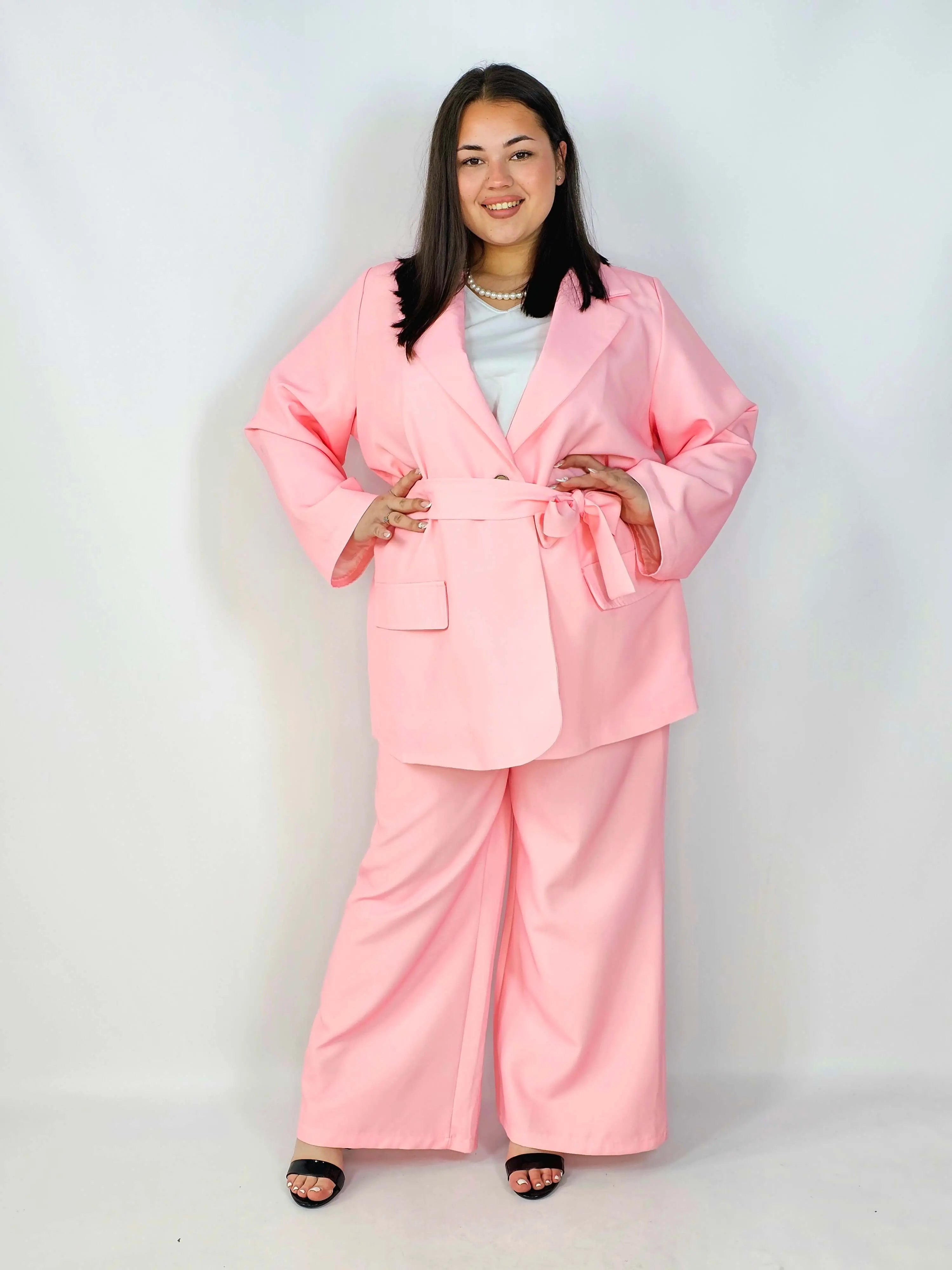 Różowy Komplet Plus Size StylowaXL – Kobieca Elegancja z Nutą Odwagi Stylowa XL