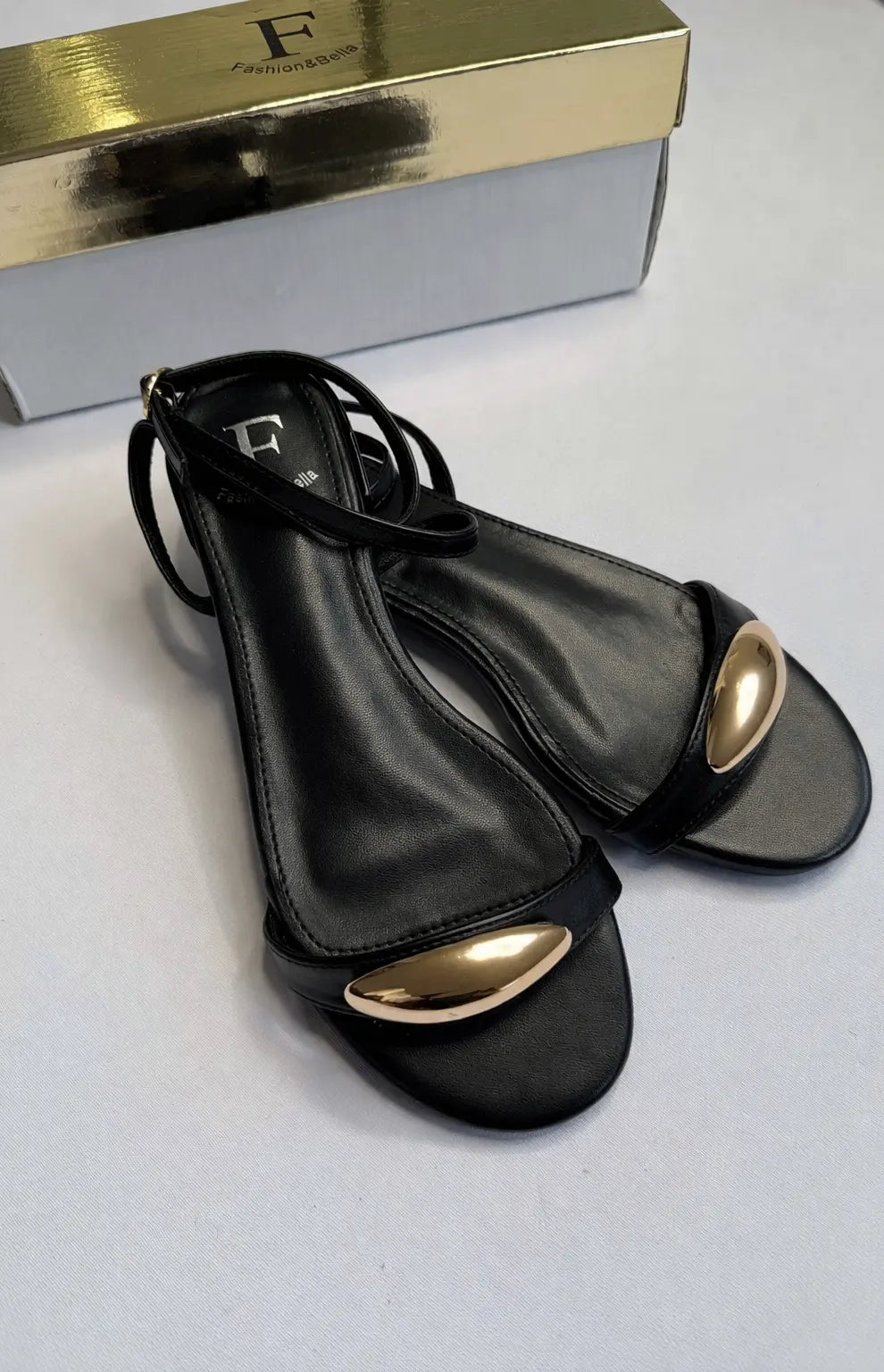Sandały damskie na niskim obcasie z złotą ozdobą Fashion & Bella Stylowa XL