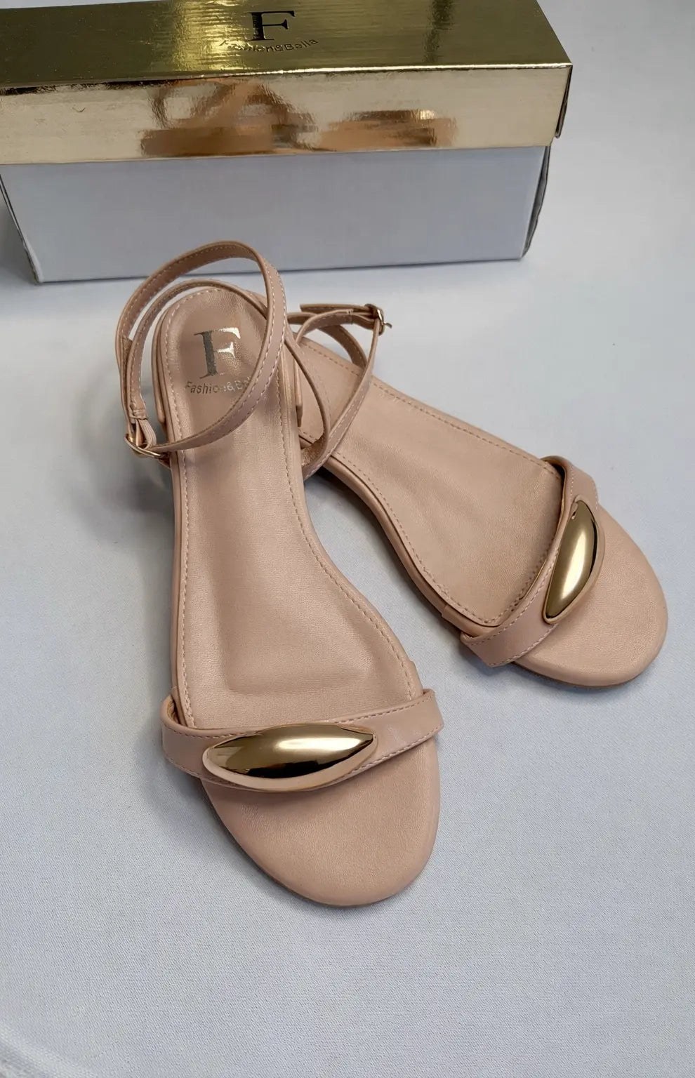 Sandały damskie na niskim obcasie z złotą ozdobą Fashion & Bella Stylowa XL