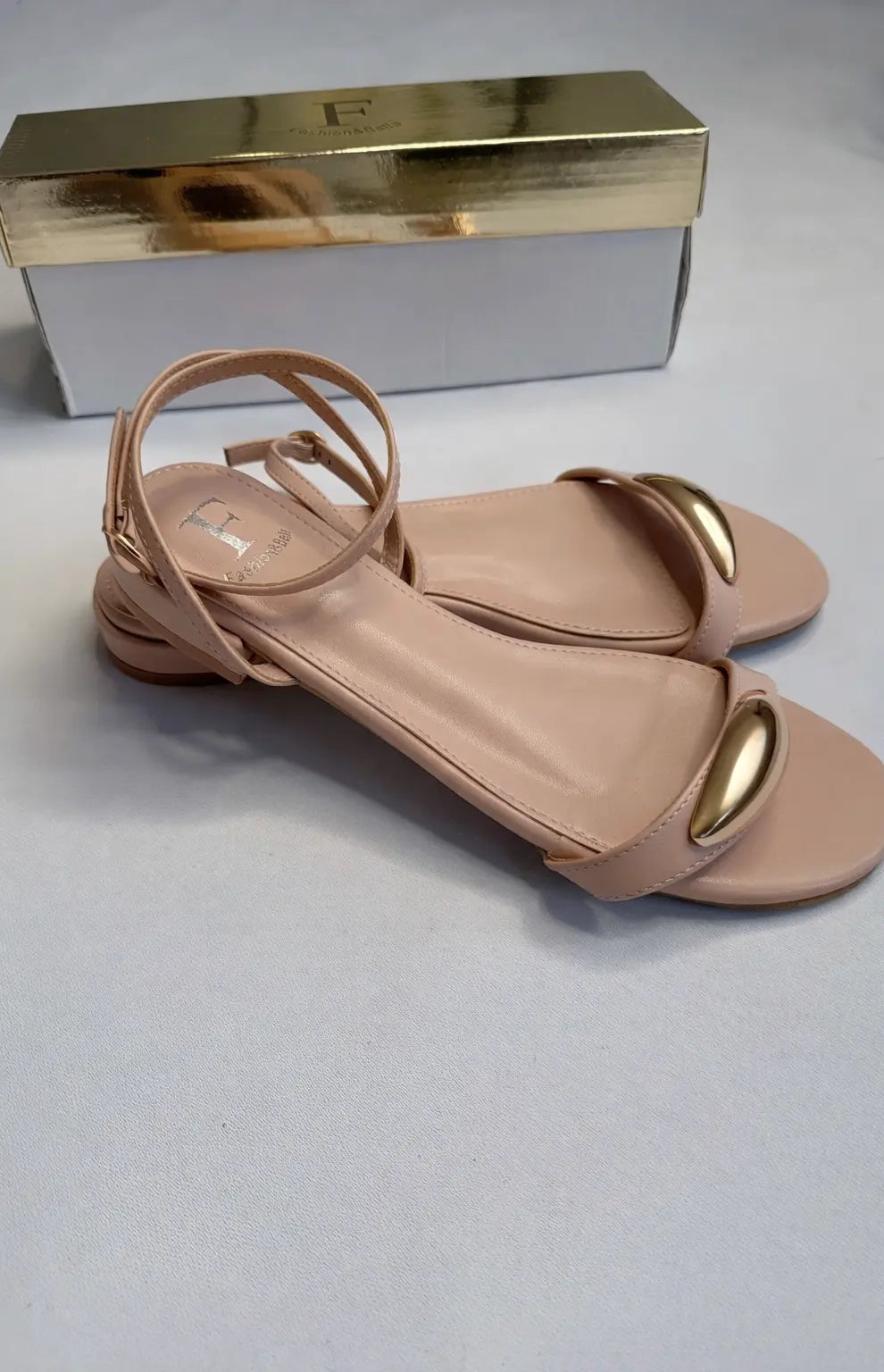 Sandały damskie na niskim obcasie z złotą ozdobą Fashion & Bella Stylowa XL