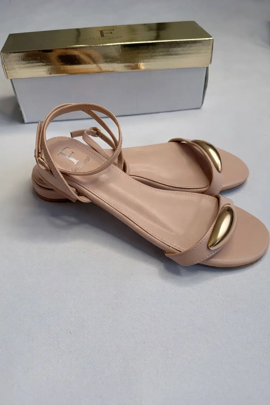 Sandały damskie na niskim obcasie z złotą ozdobą Fashion & Bella Stylowa XL