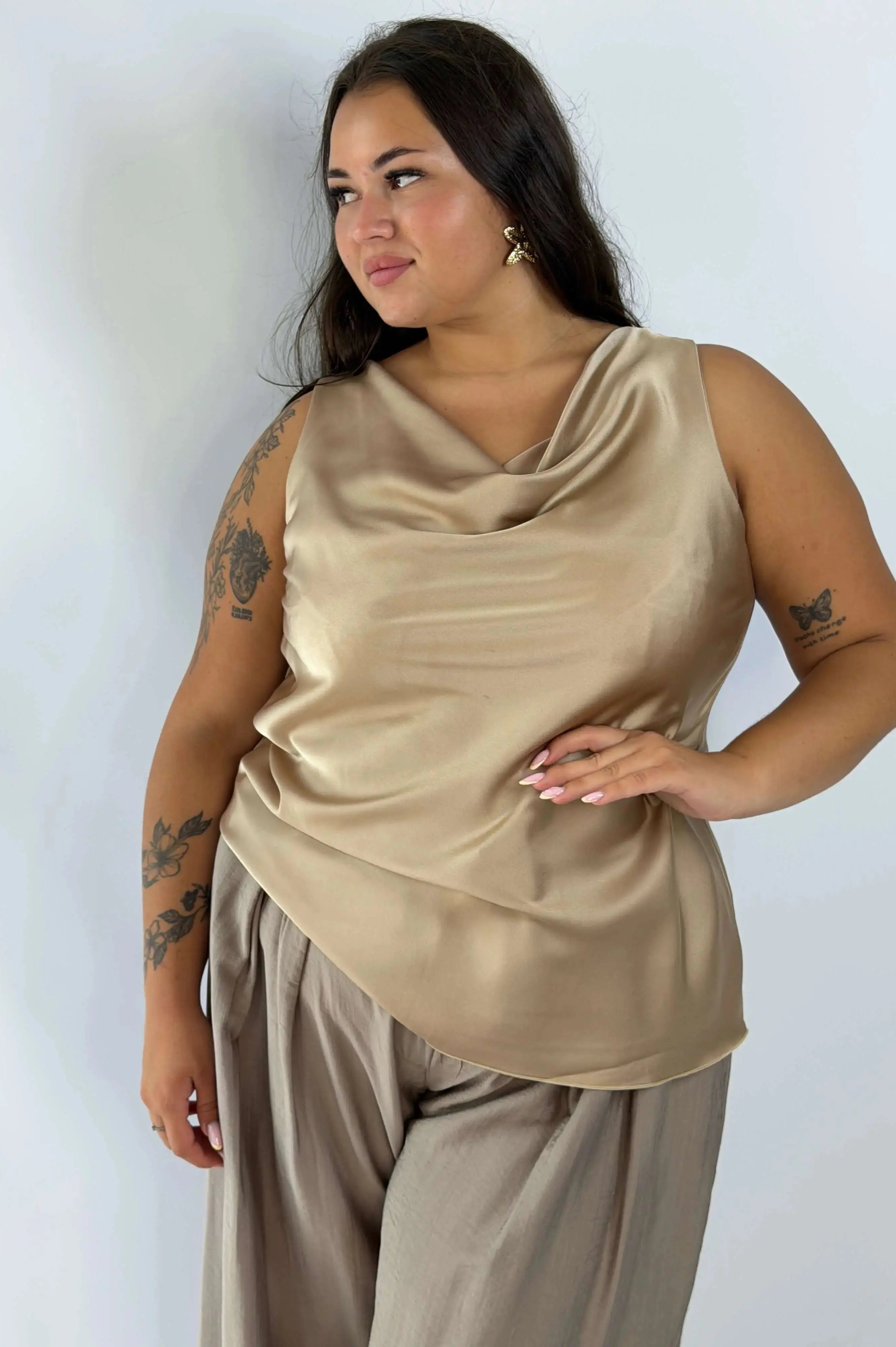 Satynowa bluzka Plus Size z lejącym dekoltem – elegancja i kobiecy styl Stylowa XL