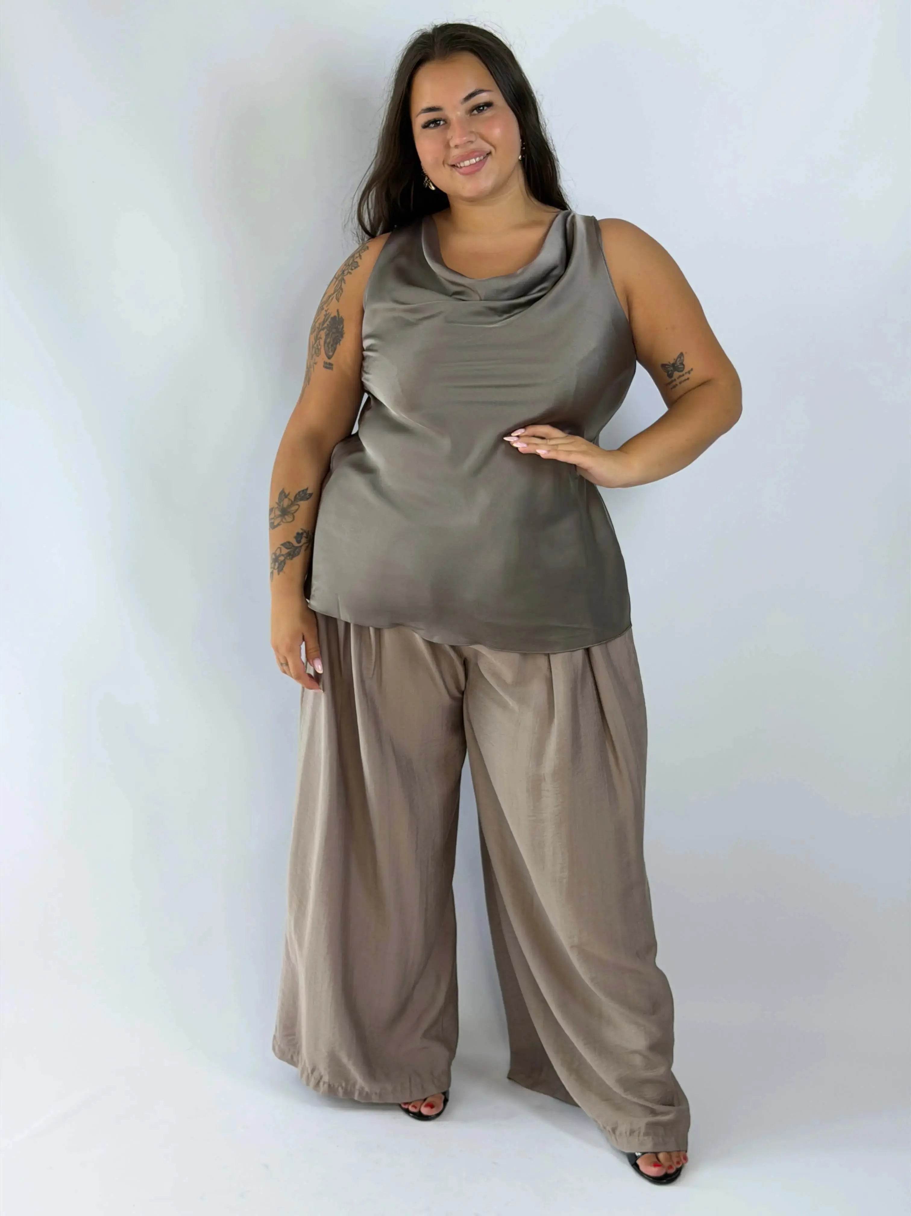 Satynowa bluzka Plus Size z lejącym dekoltem – elegancja i kobiecy styl Stylowa XL
