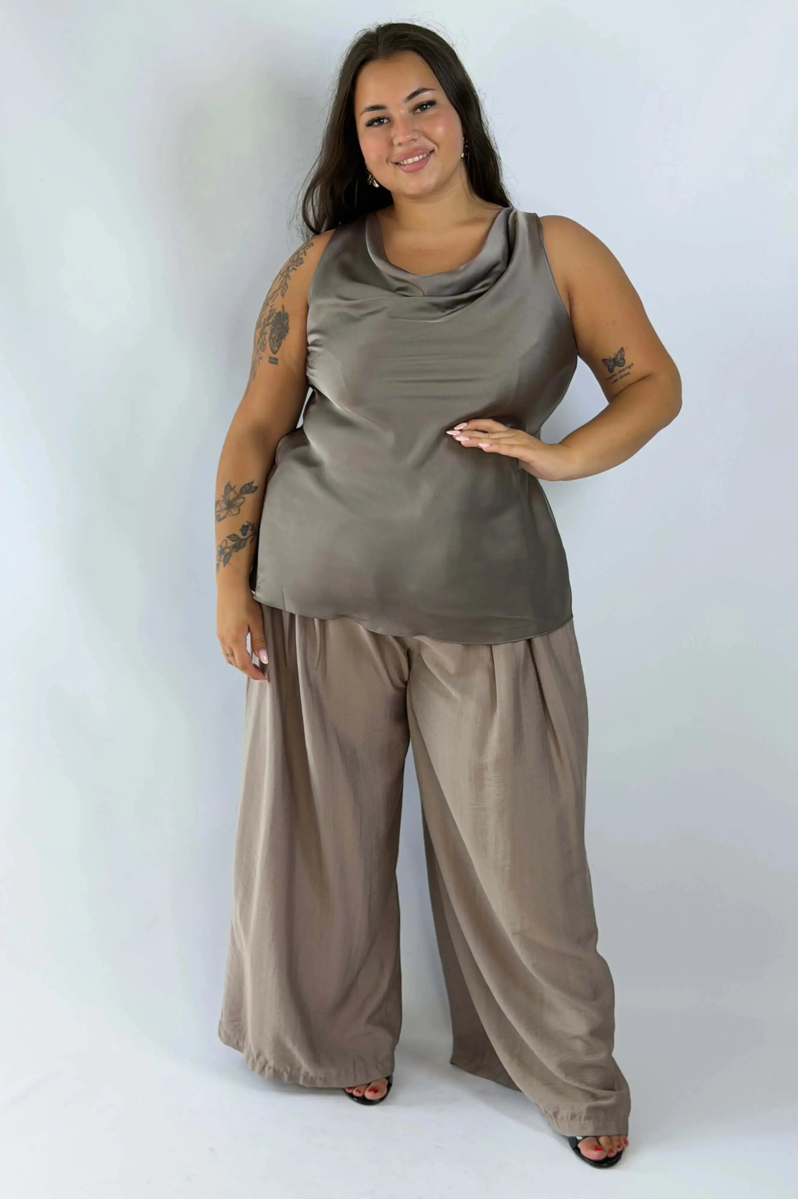 Satynowa bluzka Plus Size z lejącym dekoltem – elegancja i kobiecy styl Stylowa XL