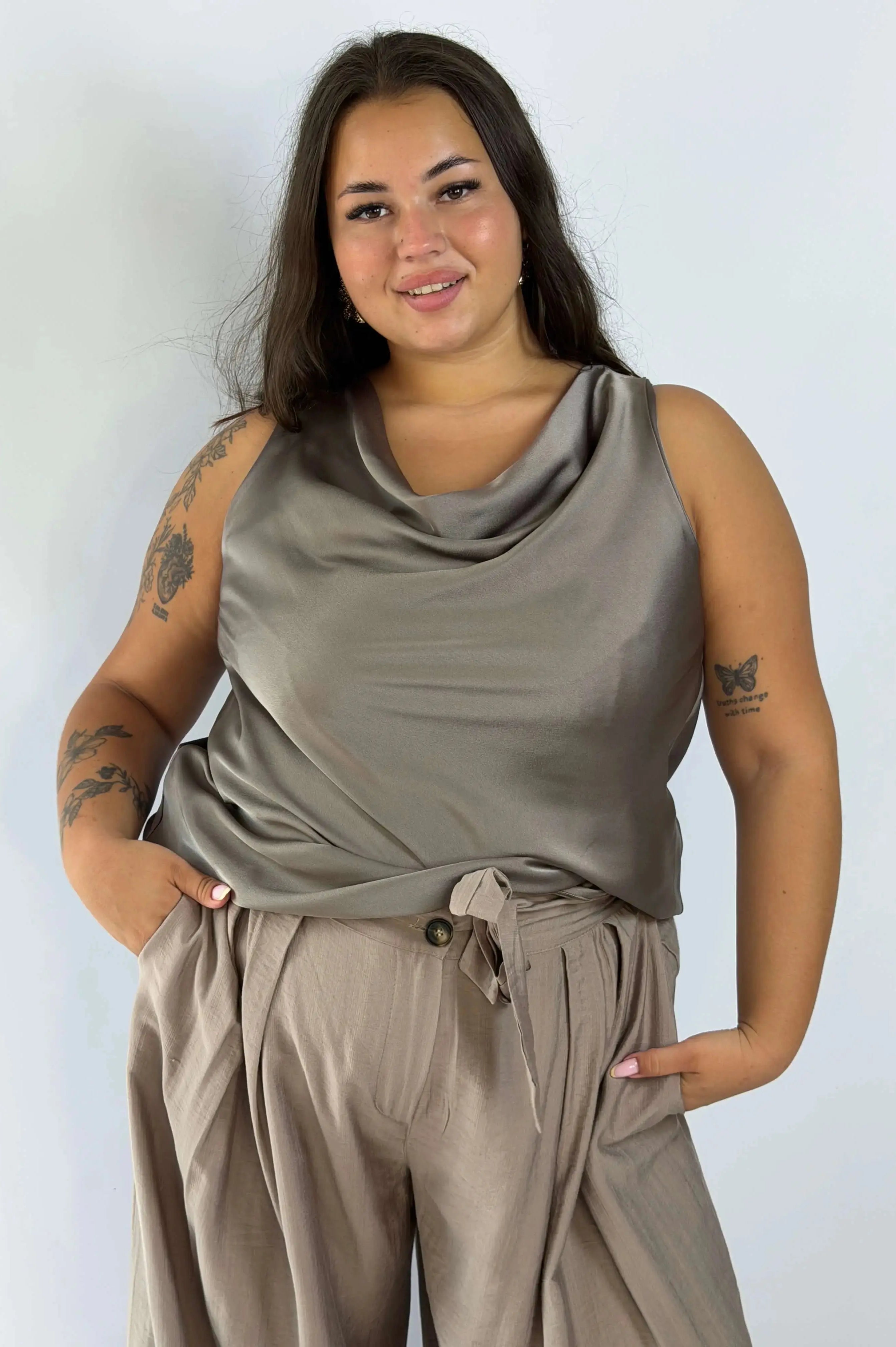Satynowa bluzka Plus Size z lejącym dekoltem – elegancja i kobiecy styl Stylowa XL