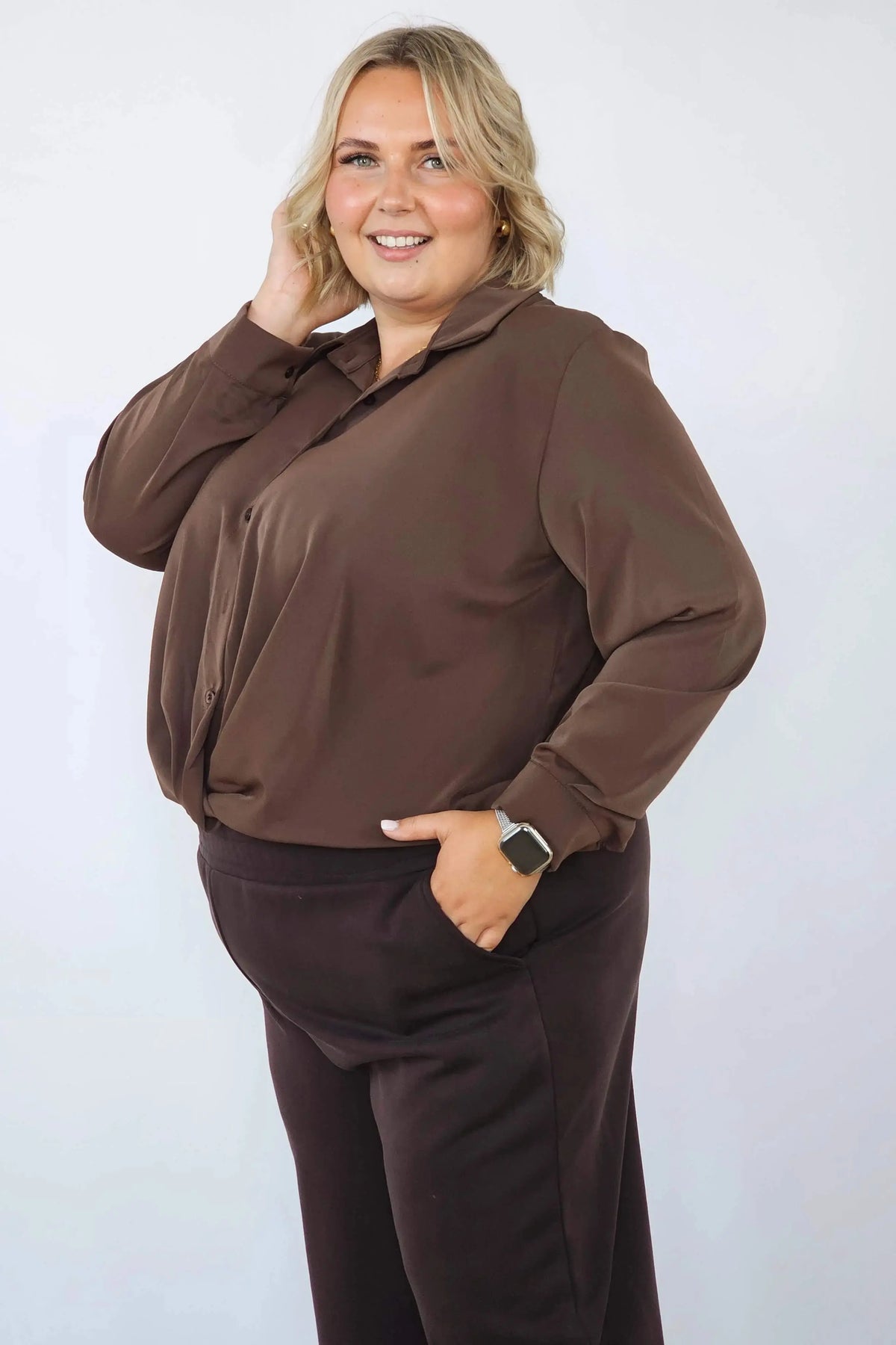 Satynowa koszula plus size z wiązaniem – elegancka bluzka koszulowa XXL Stylowa XL