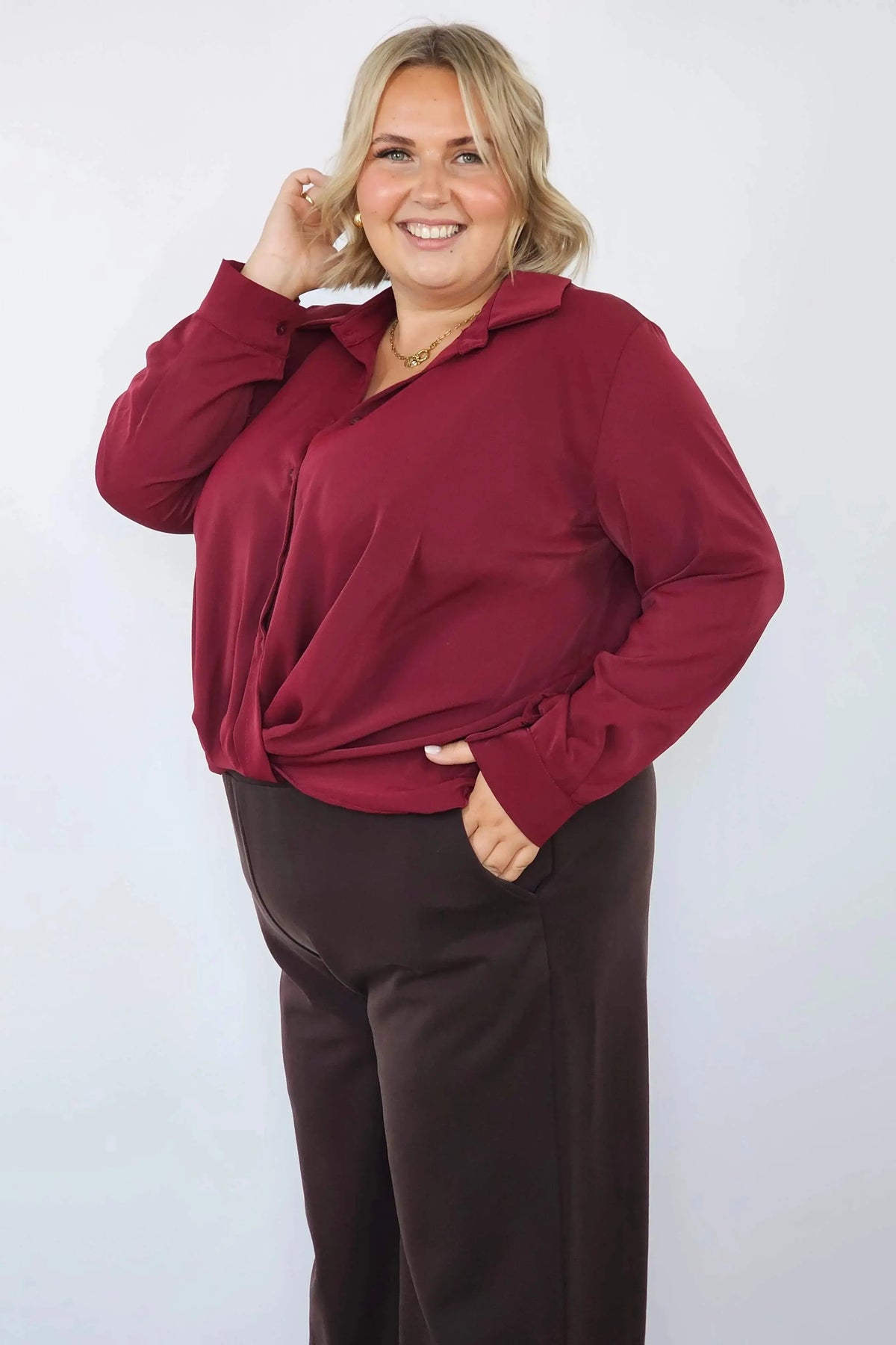 Satynowa koszula plus size z wiązaniem – elegancka bluzka koszulowa XXL Stylowa XL