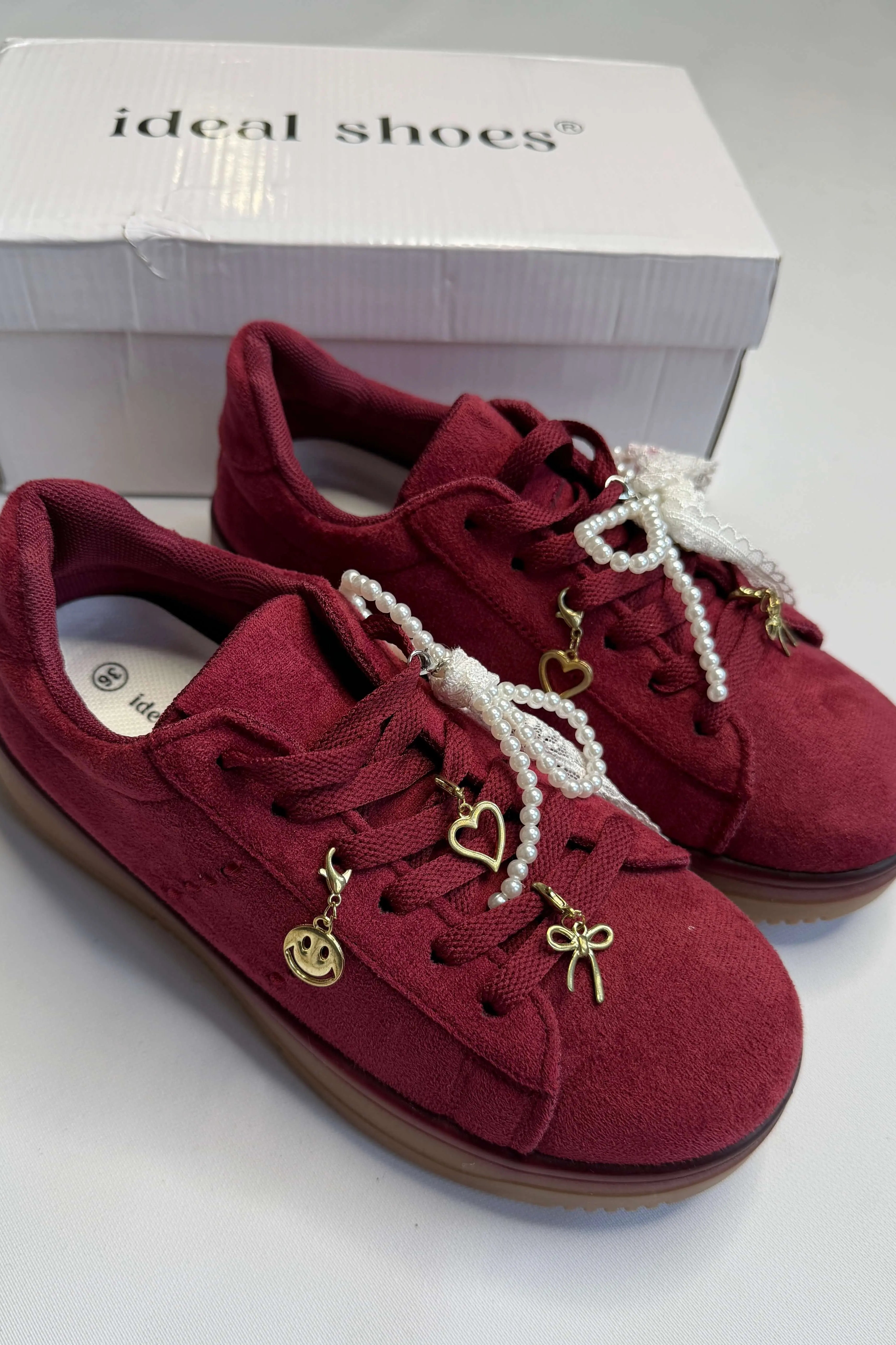 Sneakersy damskie bordowe zamszowe z ozdobnymi zawieszkami i perłową kokardą Stylowa XL