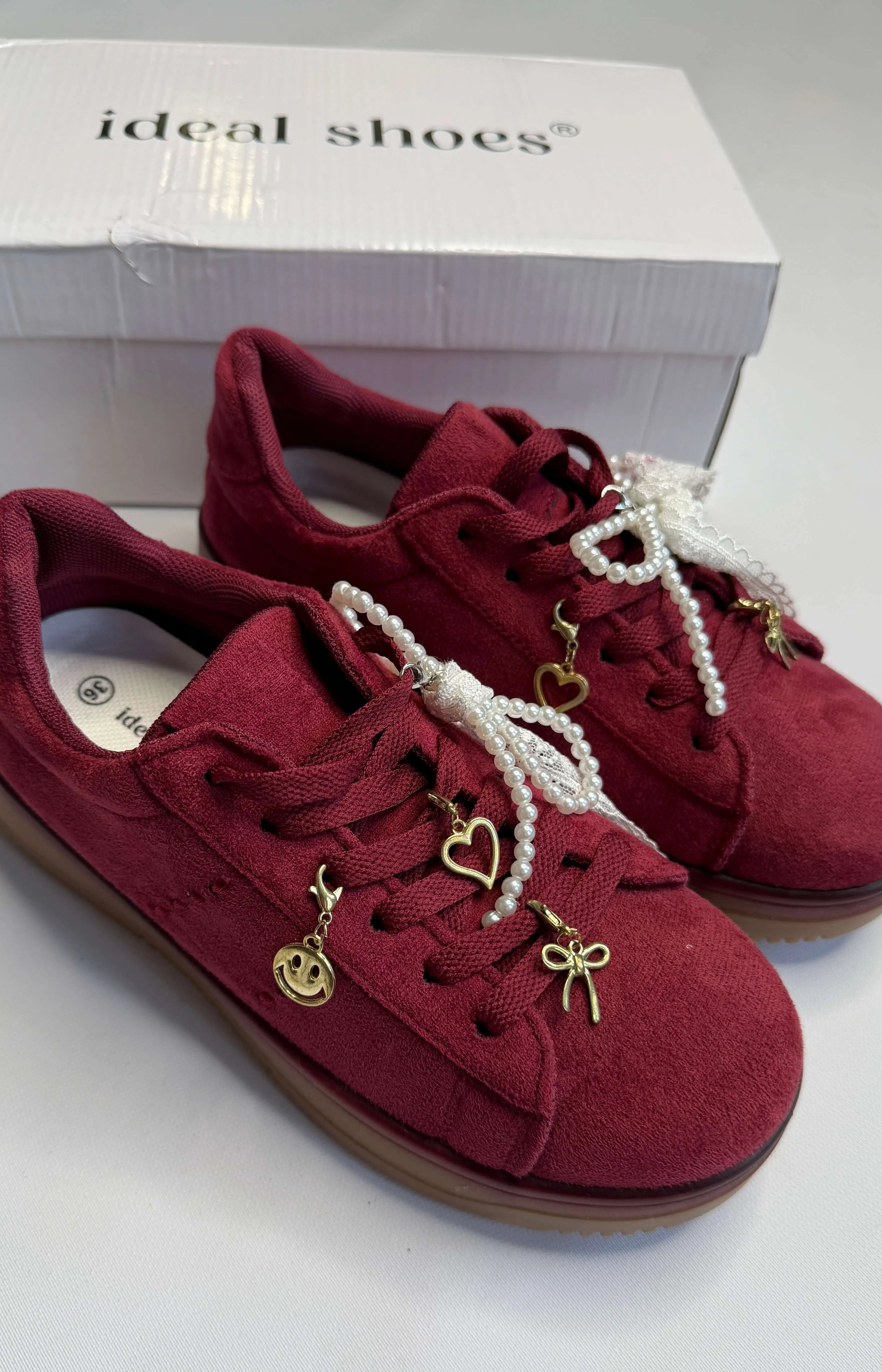 Sneakersy damskie bordowe zamszowe z ozdobnymi zawieszkami i perłową kokardą Stylowa XL