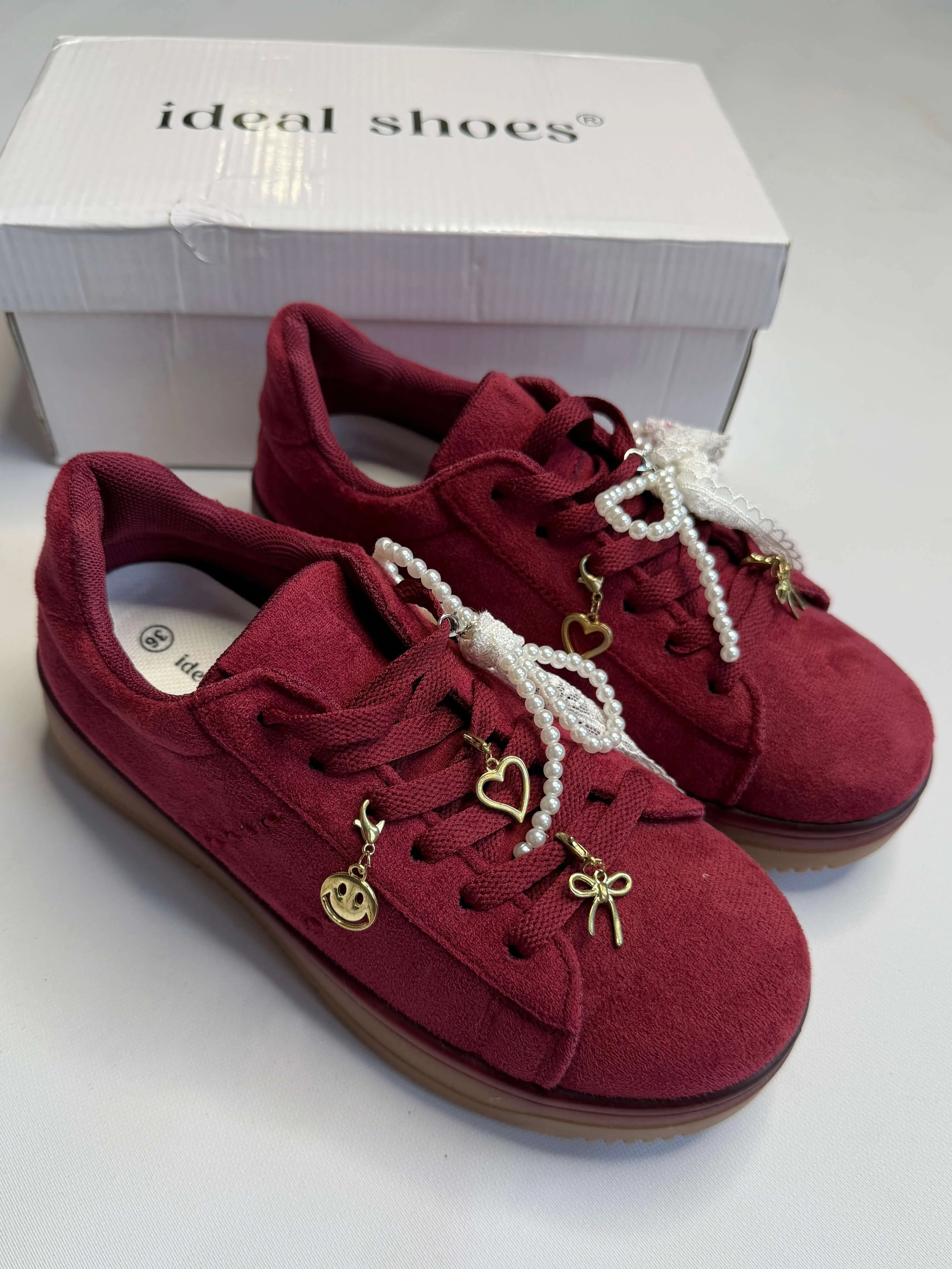 Sneakersy damskie bordowe zamszowe z ozdobnymi zawieszkami i perłową kokardą Stylowa XL