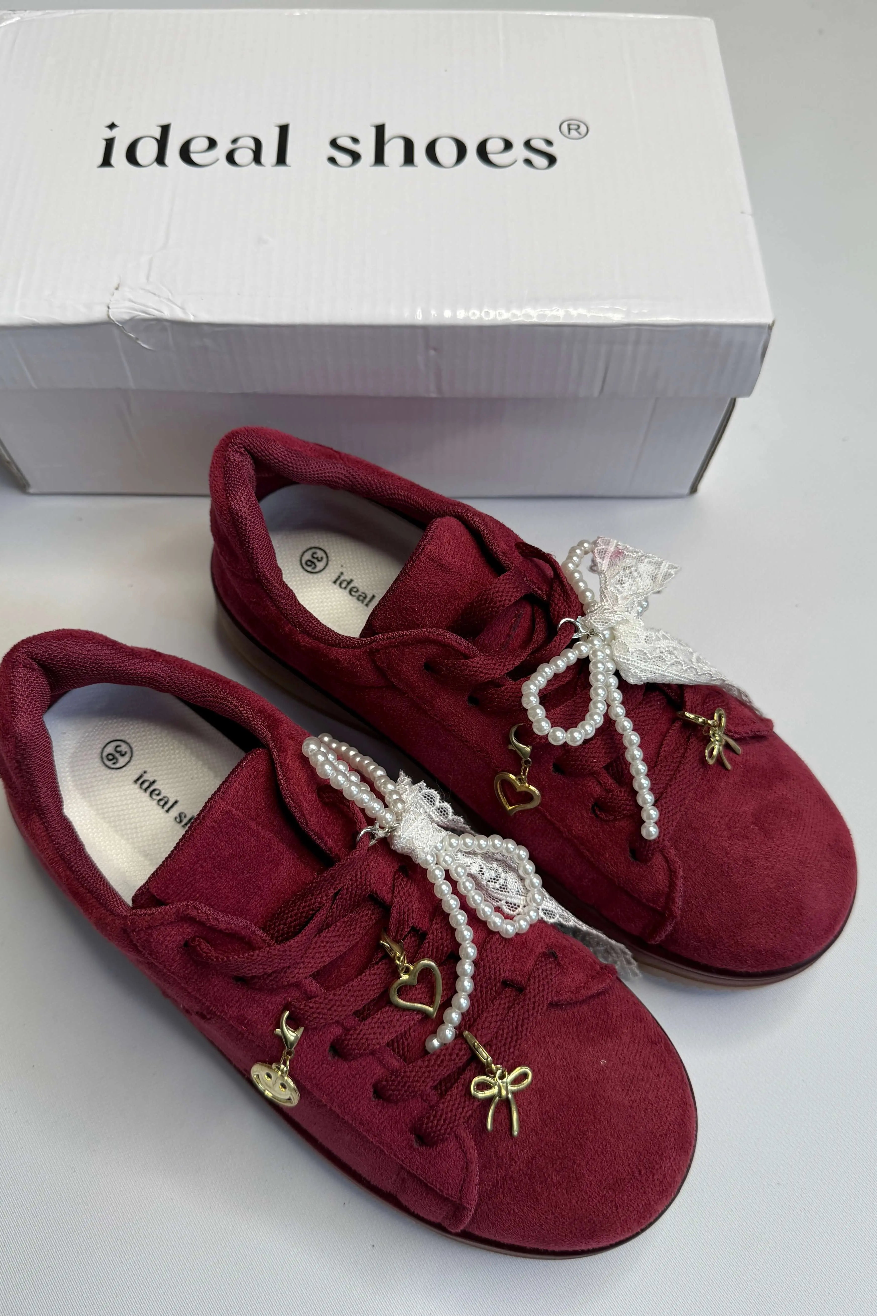 Sneakersy damskie bordowe zamszowe z ozdobnymi zawieszkami i perłową kokardą Stylowa XL
