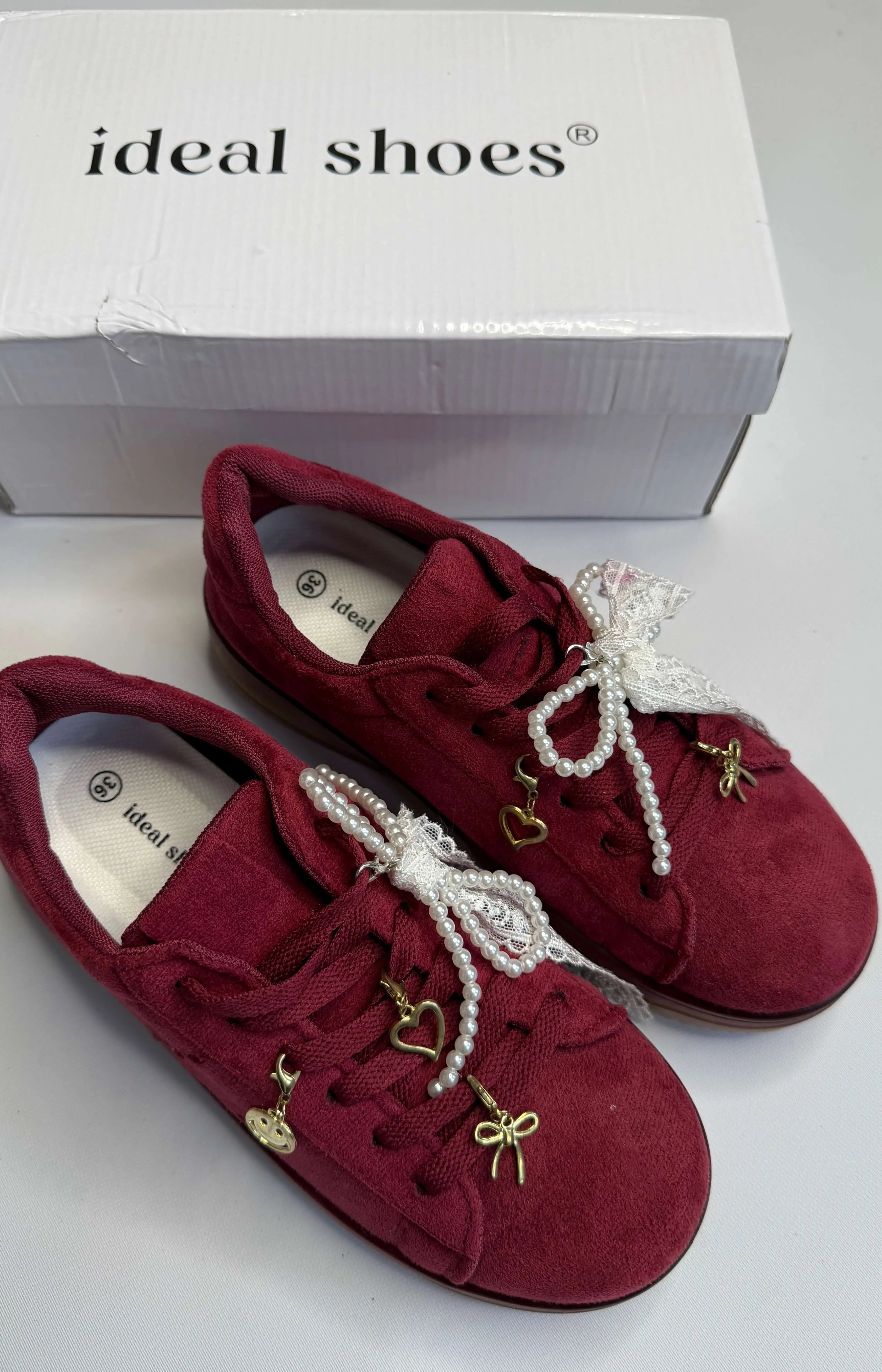 Sneakersy damskie bordowe zamszowe z ozdobnymi zawieszkami i perłową kokardą Stylowa XL