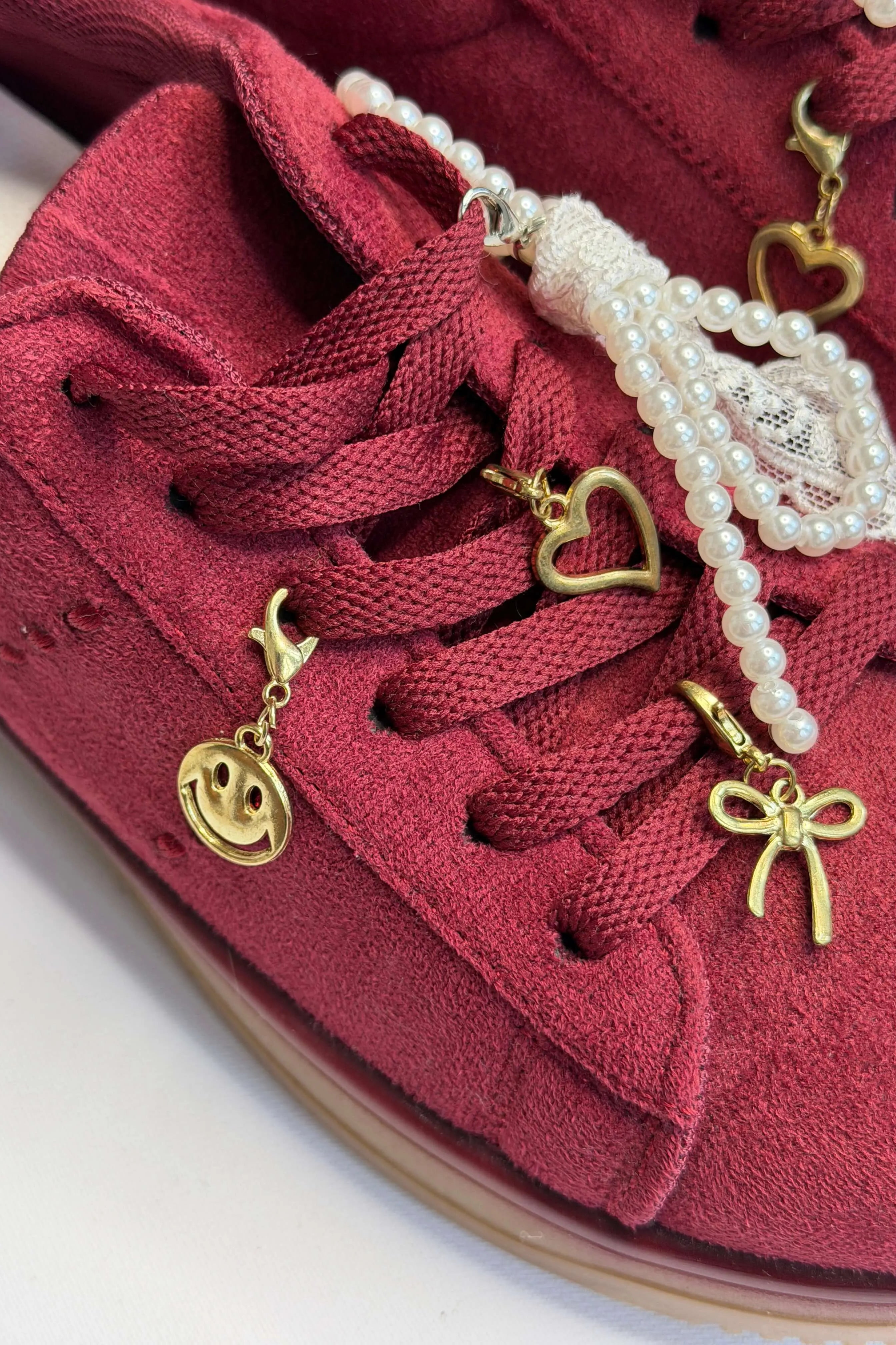 Sneakersy damskie bordowe zamszowe z ozdobnymi zawieszkami i perłową kokardą Stylowa XL