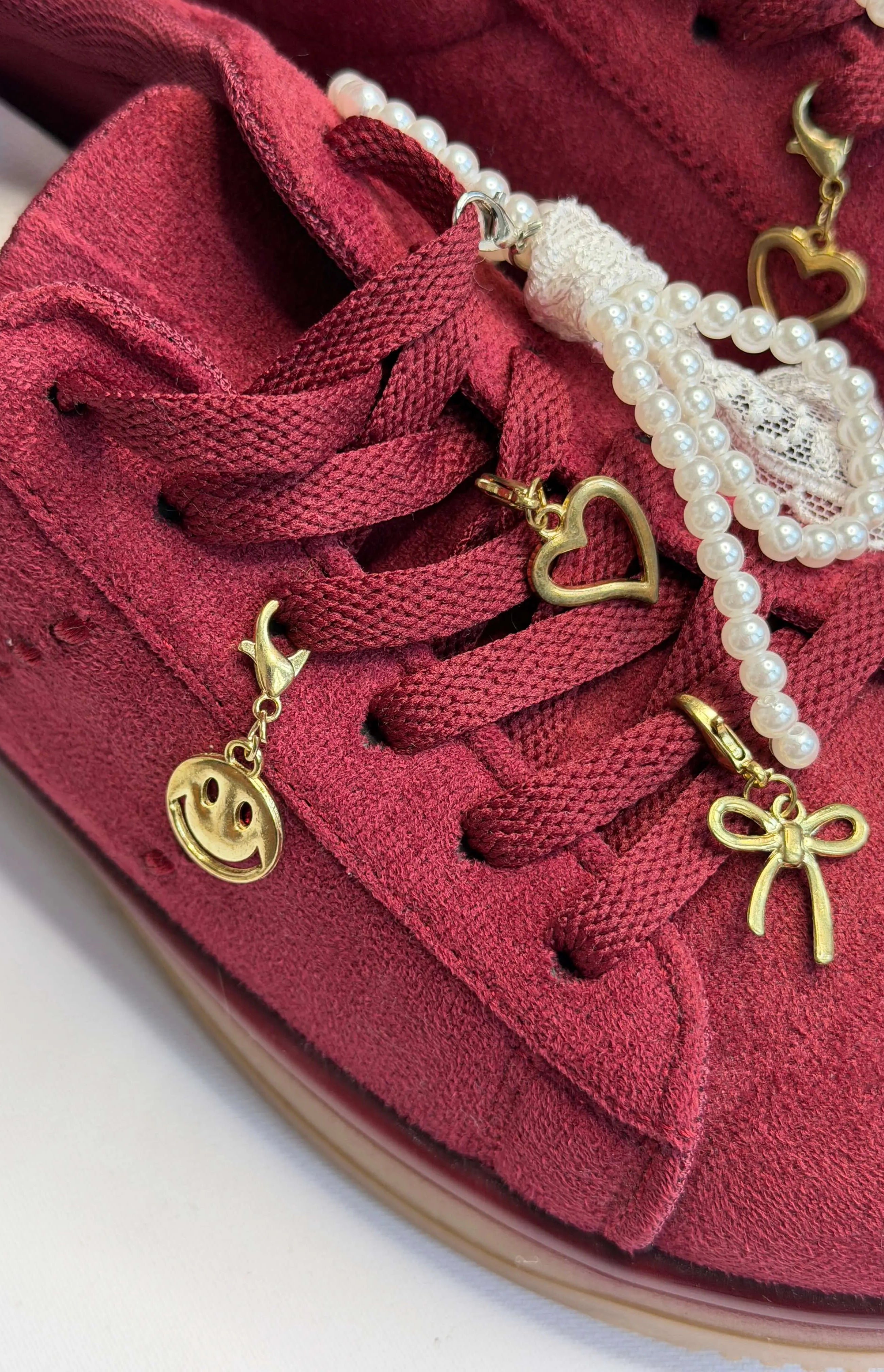 Sneakersy damskie bordowe zamszowe z ozdobnymi zawieszkami i perłową kokardą Stylowa XL