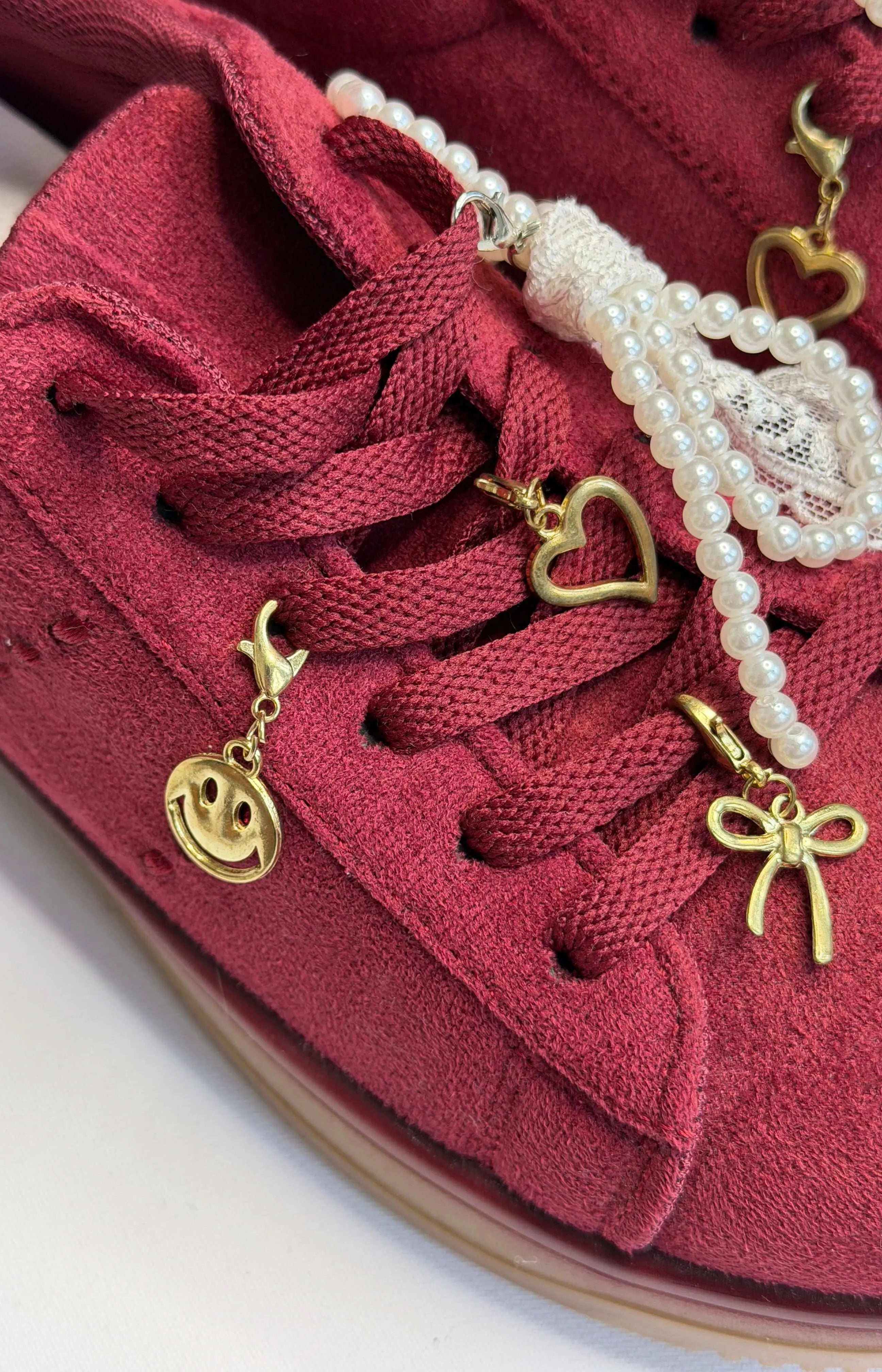 Sneakersy damskie bordowe zamszowe z ozdobnymi zawieszkami i perłową kokardą Stylowa XL