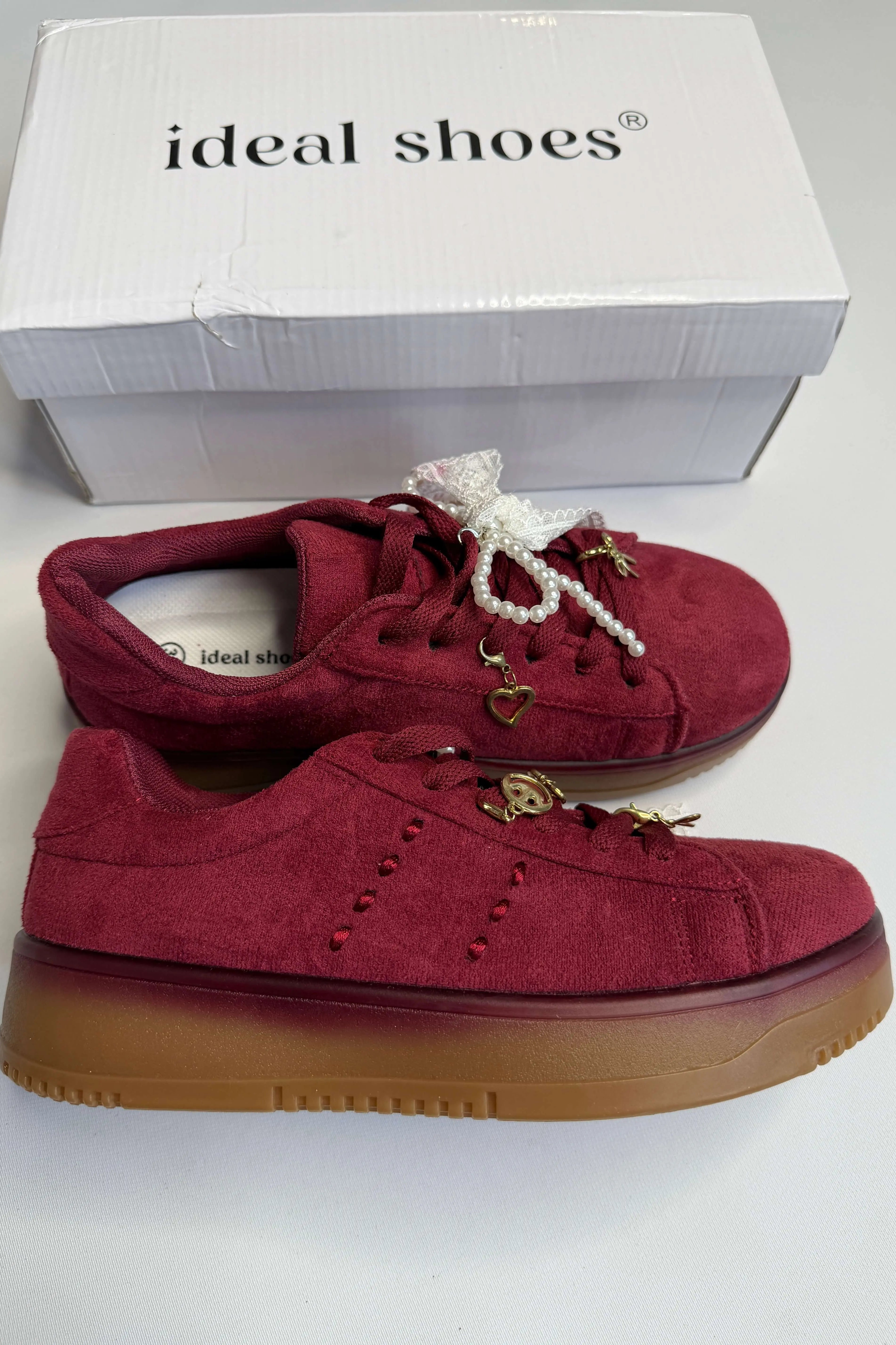 Sneakersy damskie bordowe zamszowe z ozdobnymi zawieszkami i perłową kokardą Stylowa XL