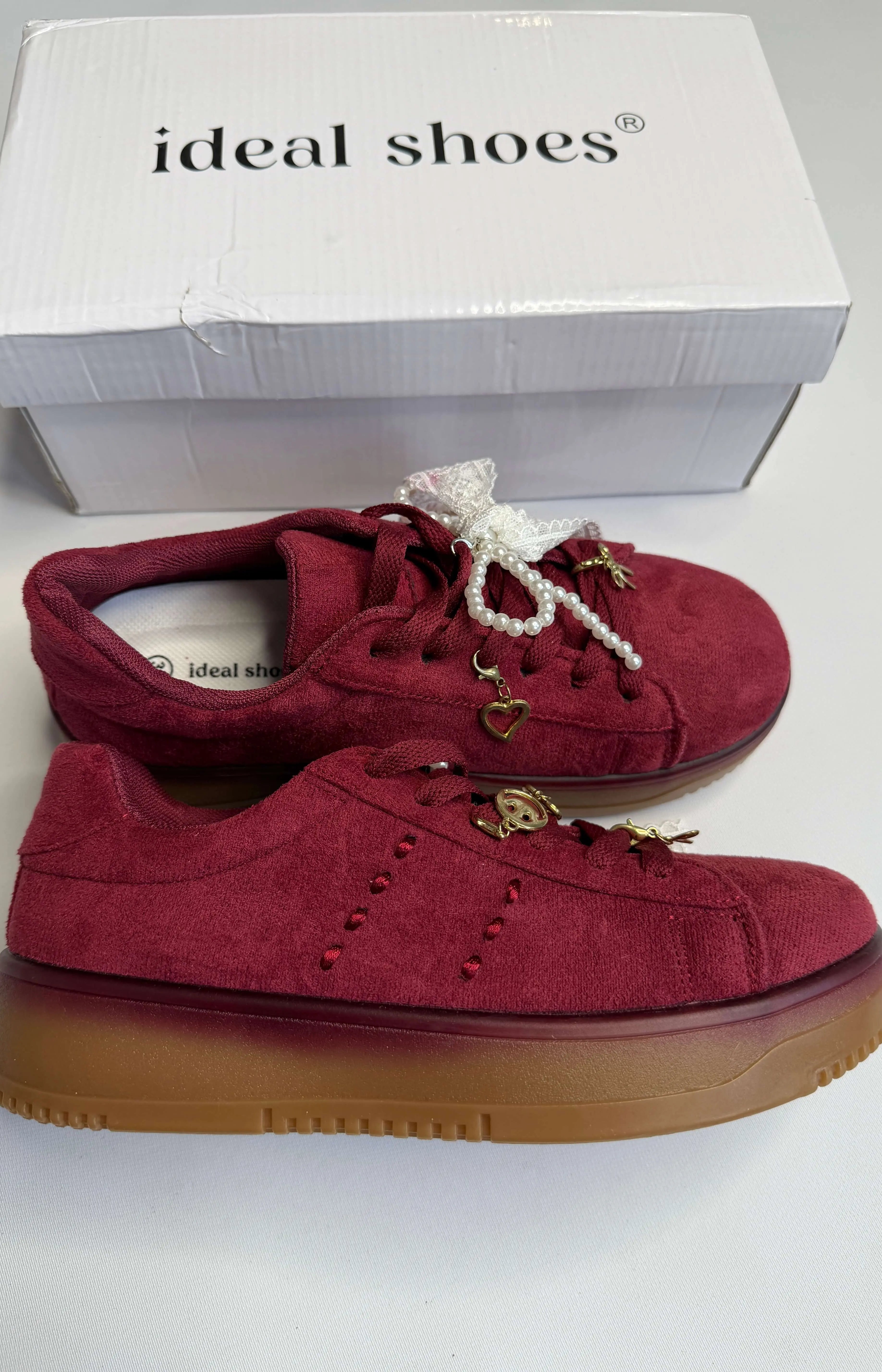 Sneakersy damskie bordowe zamszowe z ozdobnymi zawieszkami i perłową kokardą Stylowa XL