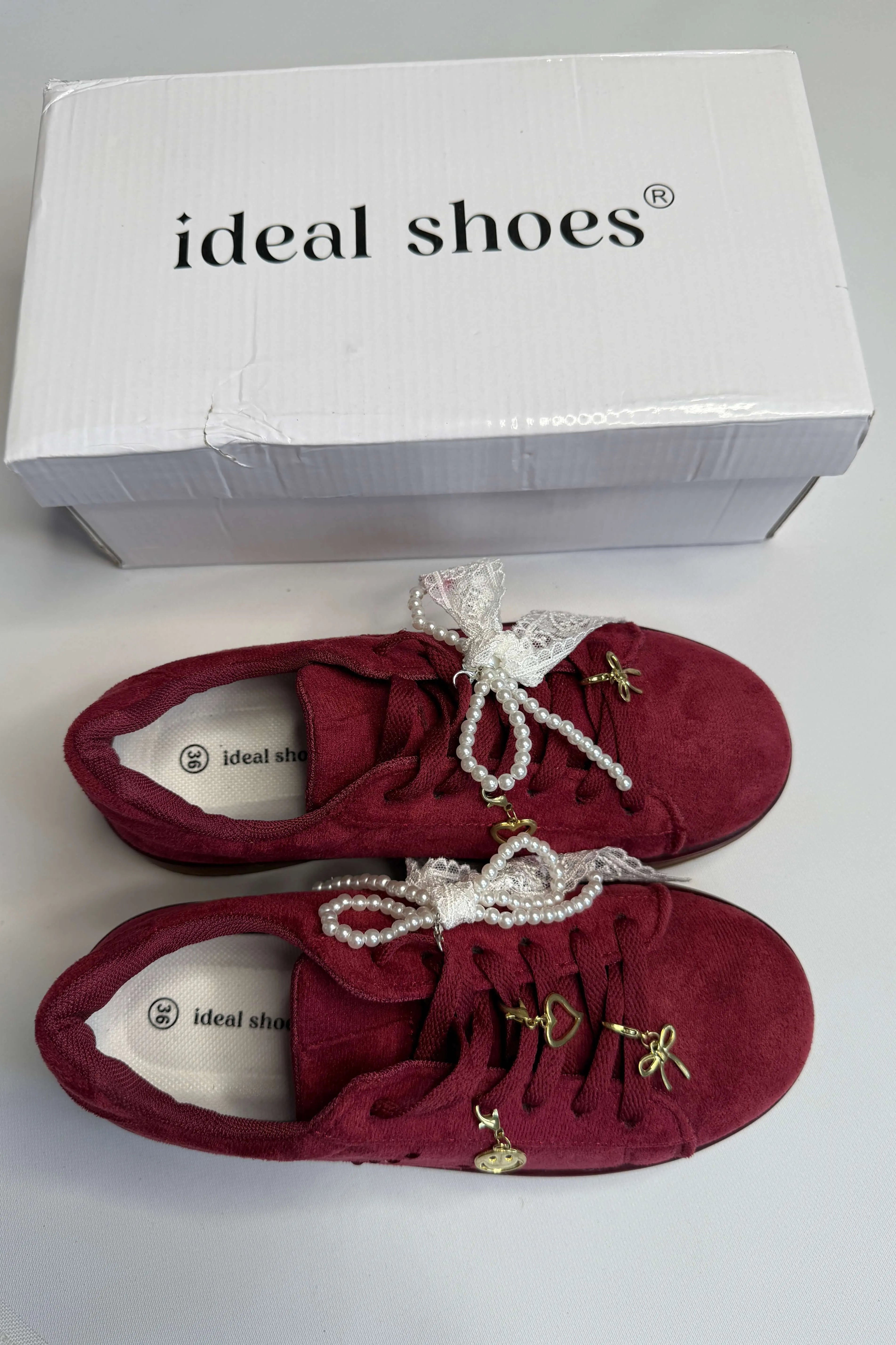 Sneakersy damskie bordowe zamszowe z ozdobnymi zawieszkami i perłową kokardą Stylowa XL