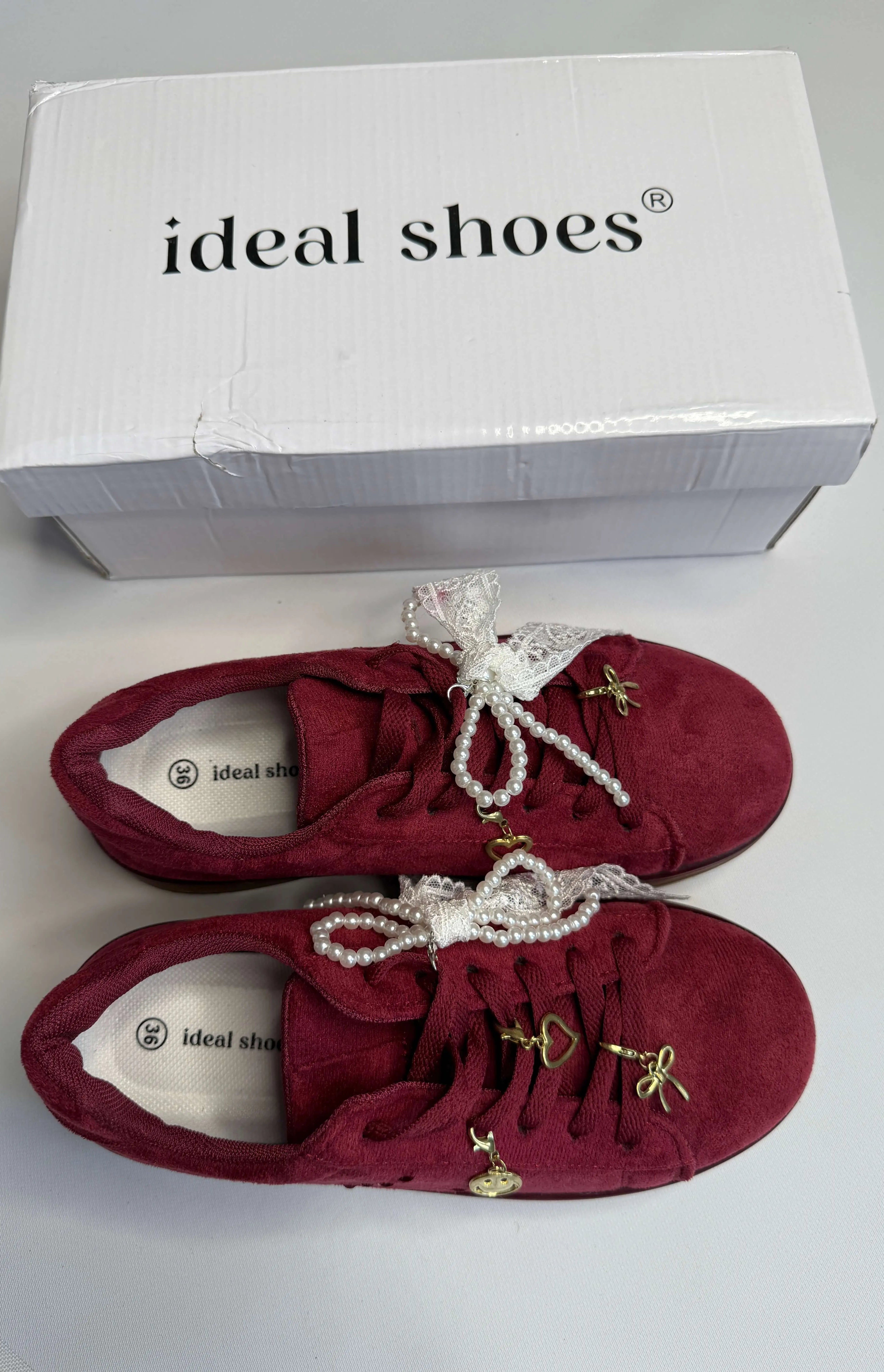 Sneakersy damskie bordowe zamszowe z ozdobnymi zawieszkami i perłową kokardą Stylowa XL