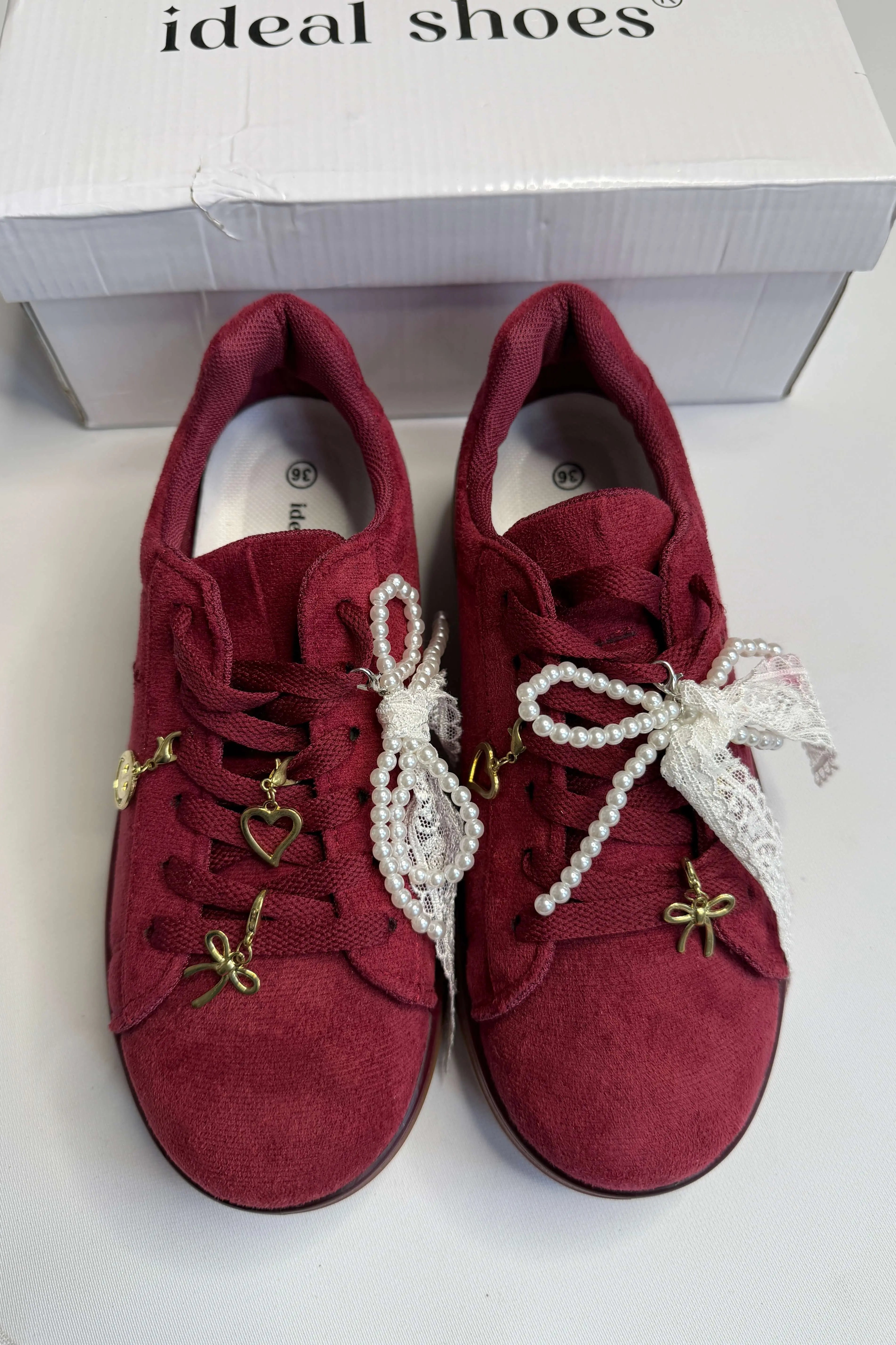Sneakersy damskie bordowe zamszowe z ozdobnymi zawieszkami i perłową kokardą Stylowa XL